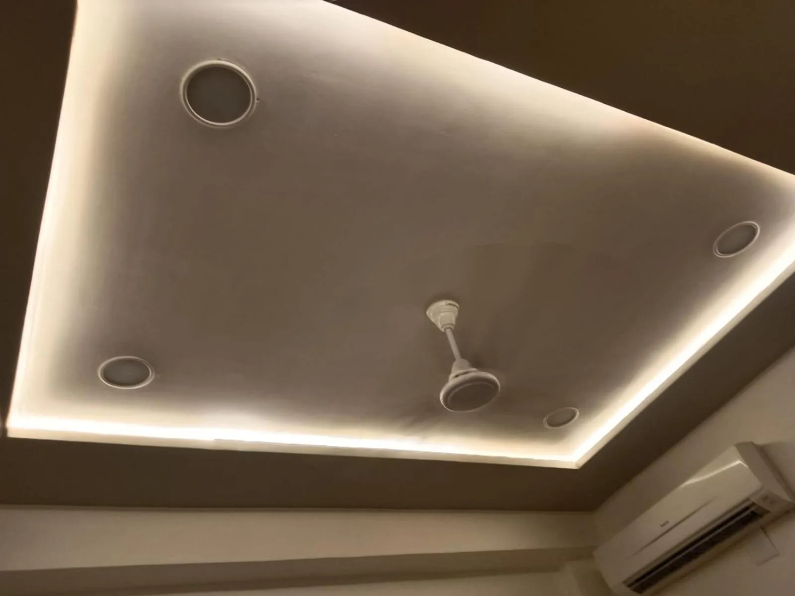 Restaurant/places to eat in hotel sunrise inn