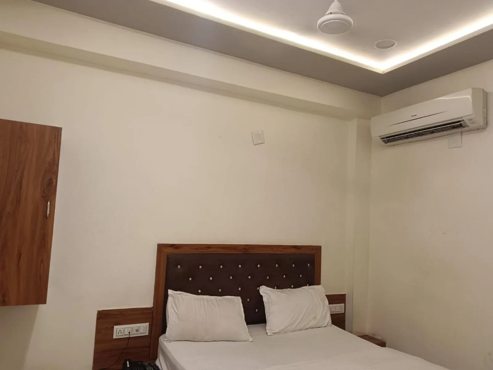 Bedroom, Bed in hotel sunrise inn