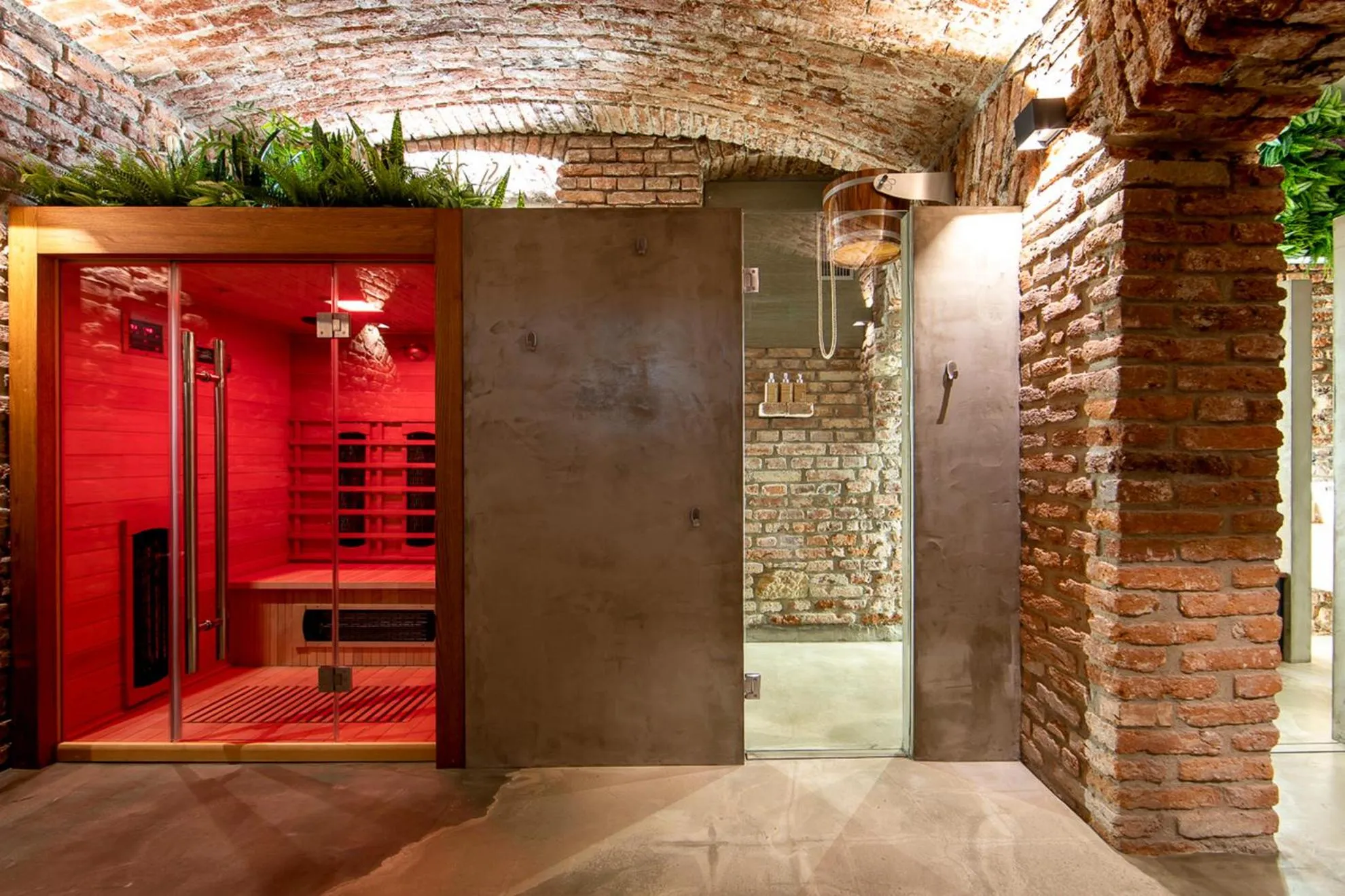 Hot Tub in Miss Sophie's New Town & Wellness