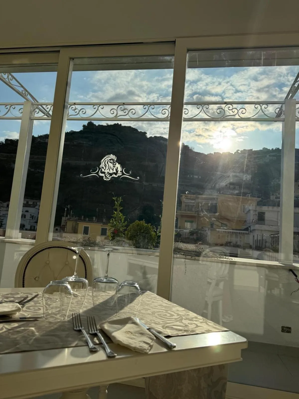 Restaurant/places to eat in Minori Palace