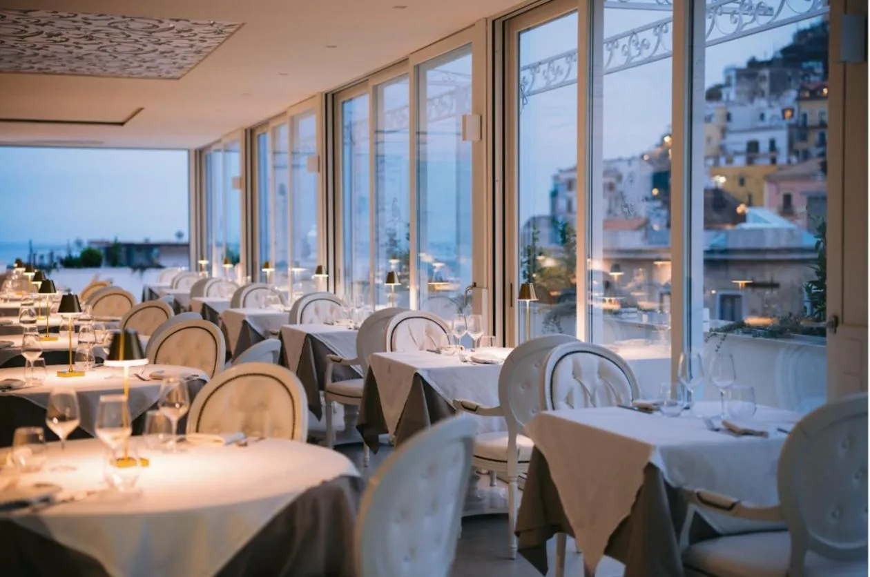 Restaurant/places to eat in Minori Palace