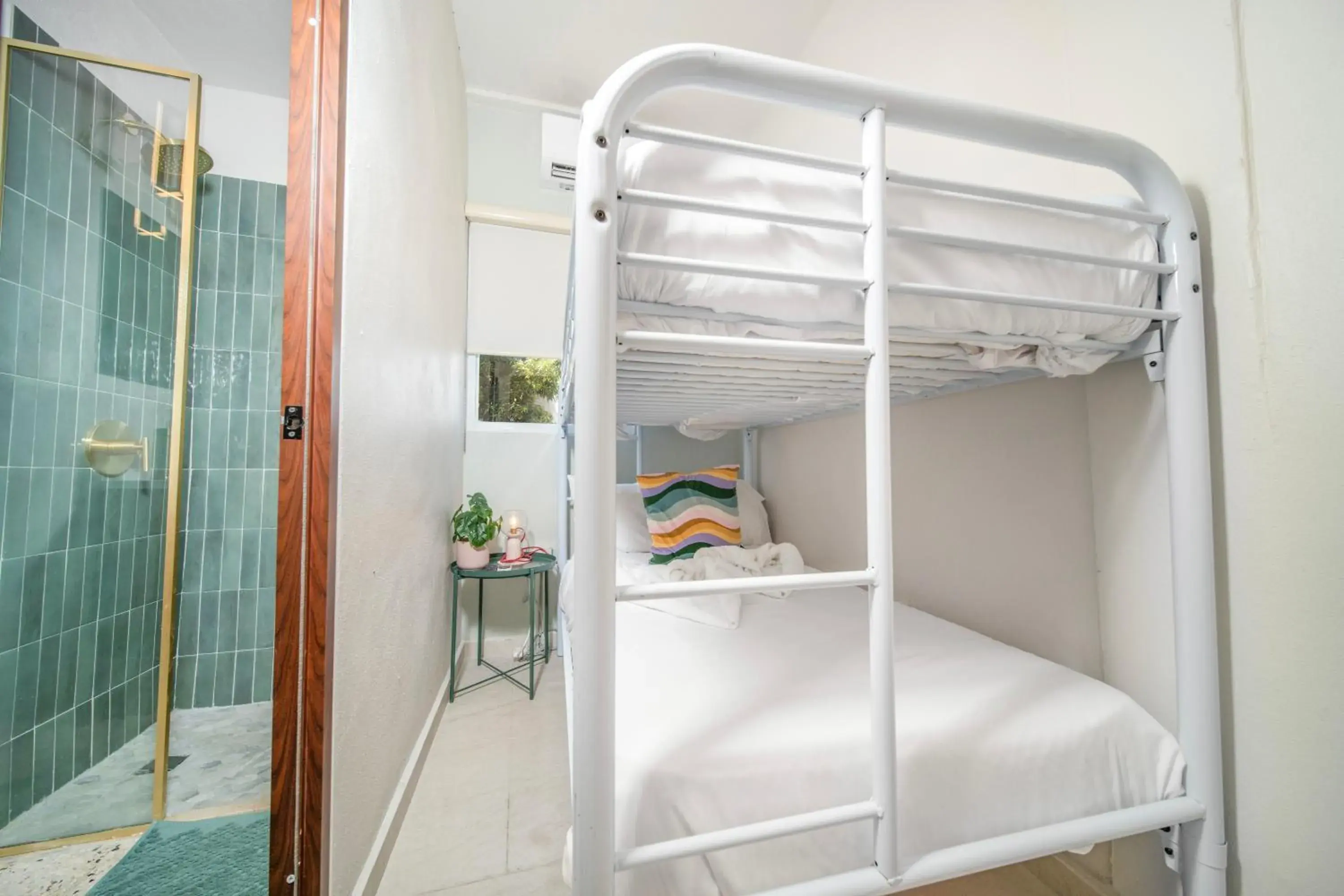 Room 8 Budget Bunk Room with Free Parking - Santurce Room 8 Budget Bunk Room with Free Parking - Santurce