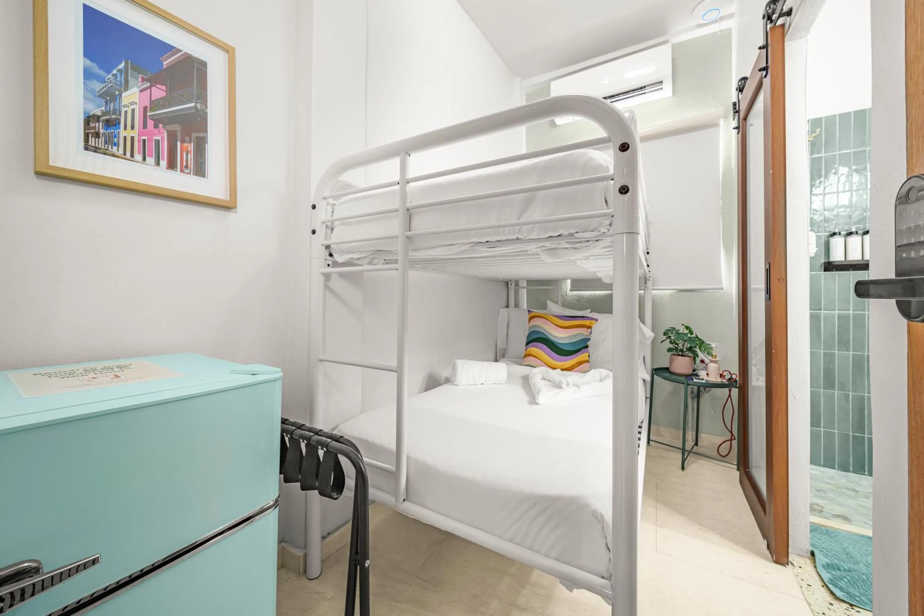 Roon 4: Minimalist Bunk Room w/ Free Parking | San Juan