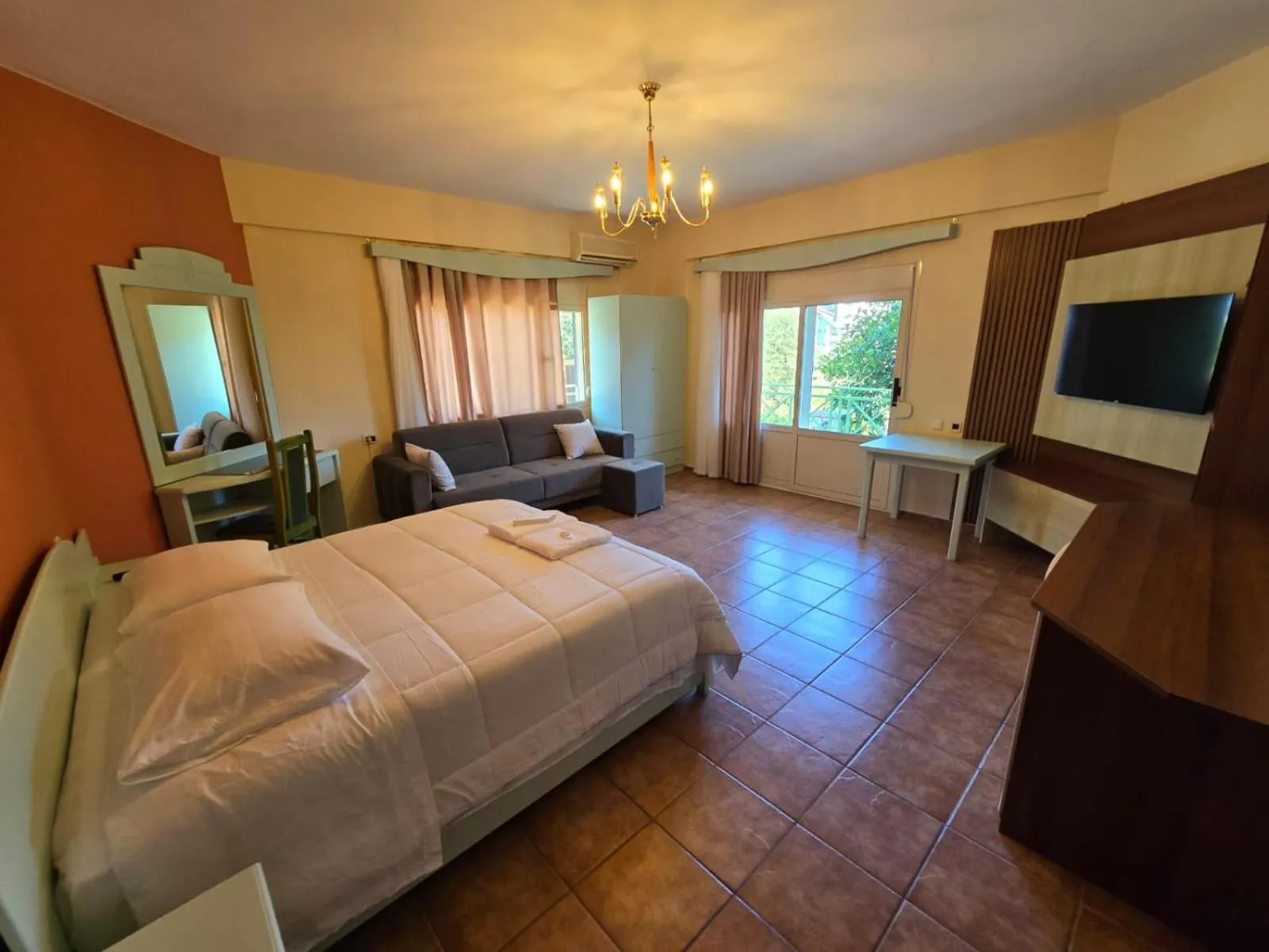 Photo of the whole room, Bed in Olivet Hotel