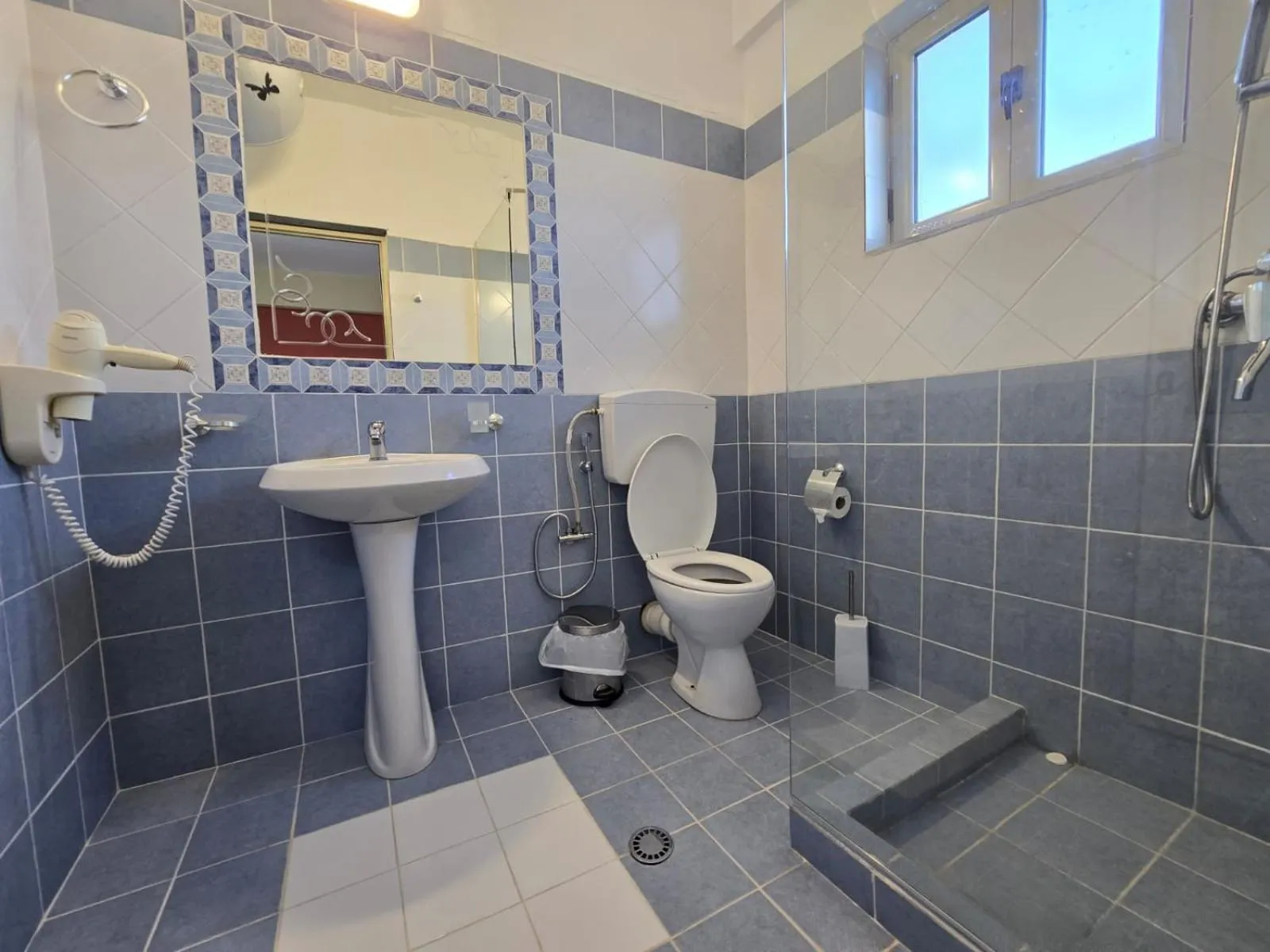 Shower in Olivet Hotel