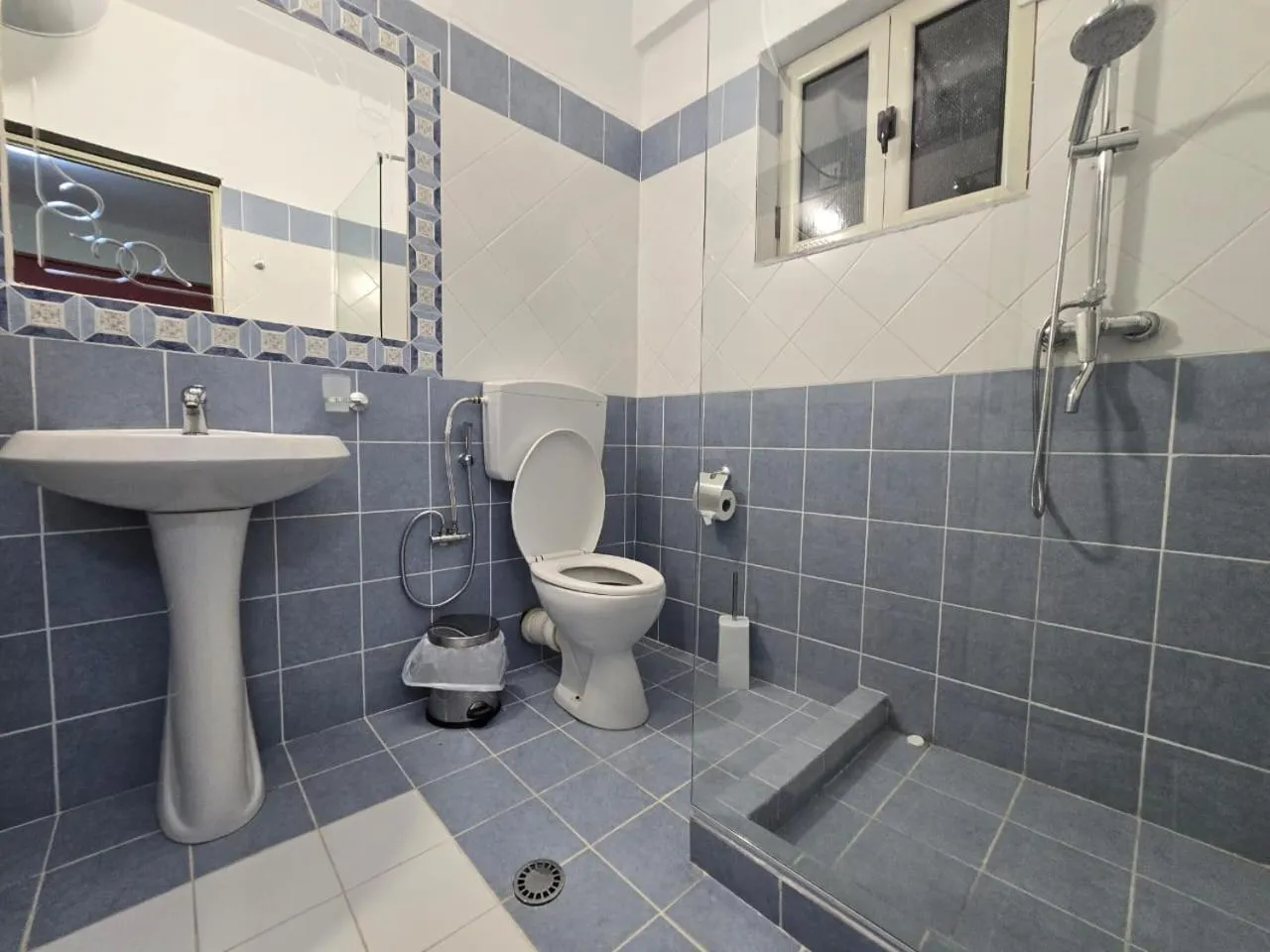 Shower in Olivet Hotel