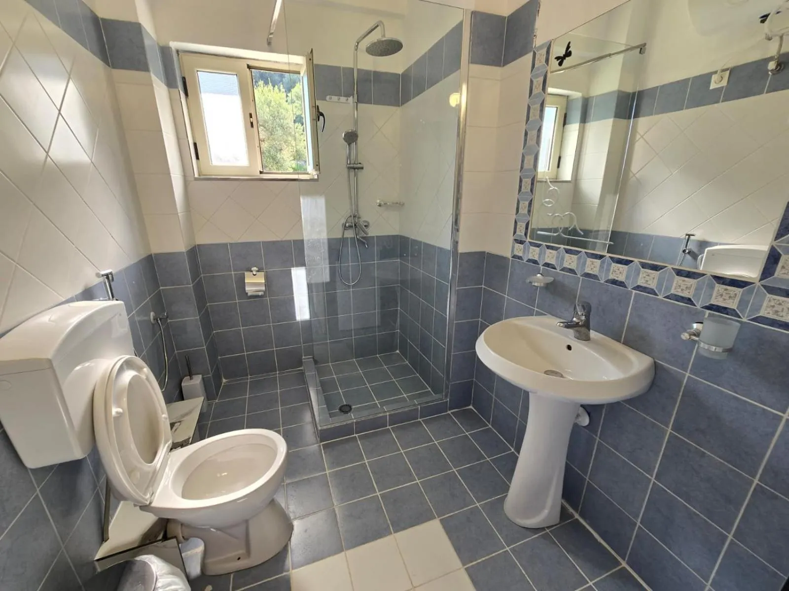 Shower in Olivet Hotel