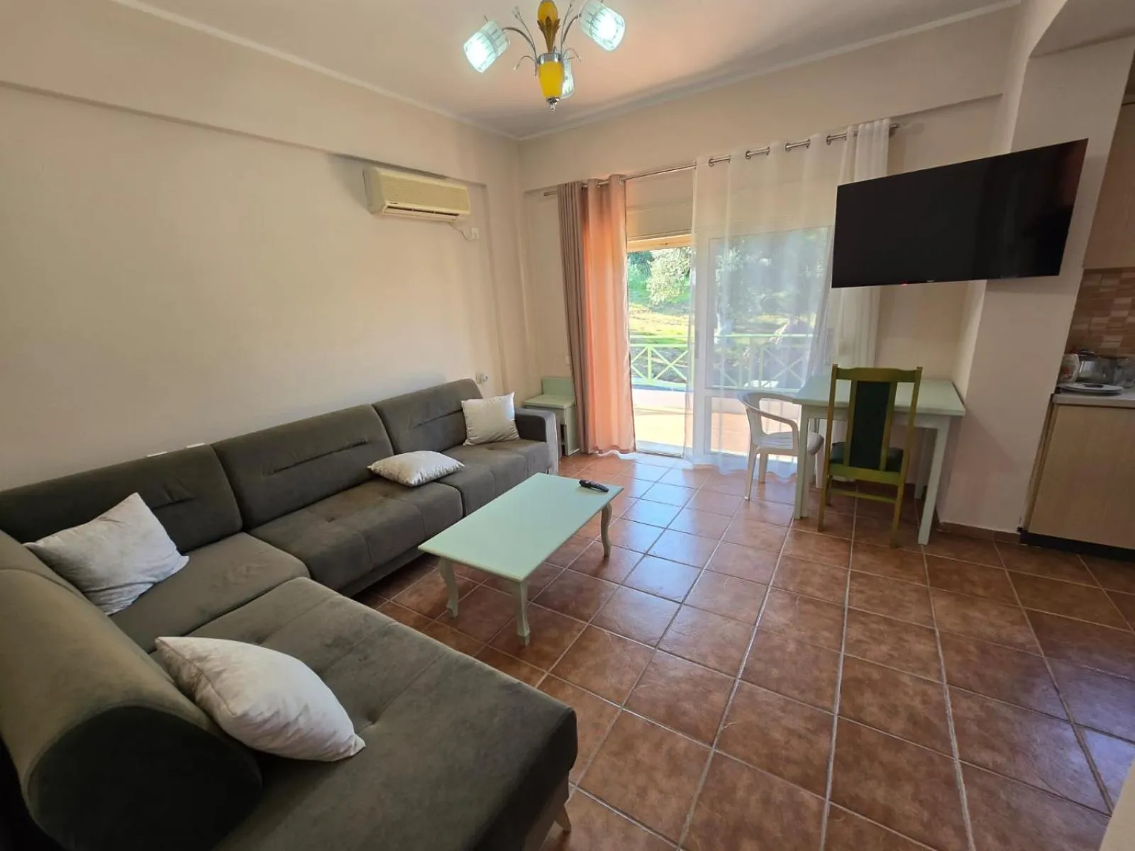 TV and multimedia in Olivet Hotel