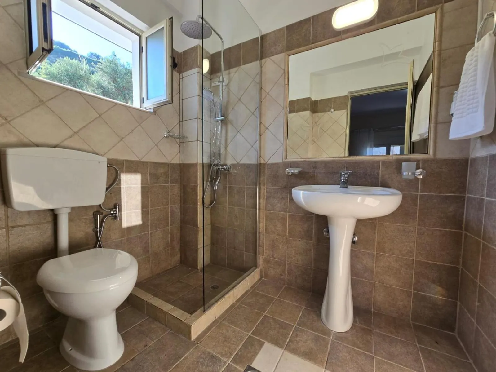 Shower in Olivet Hotel