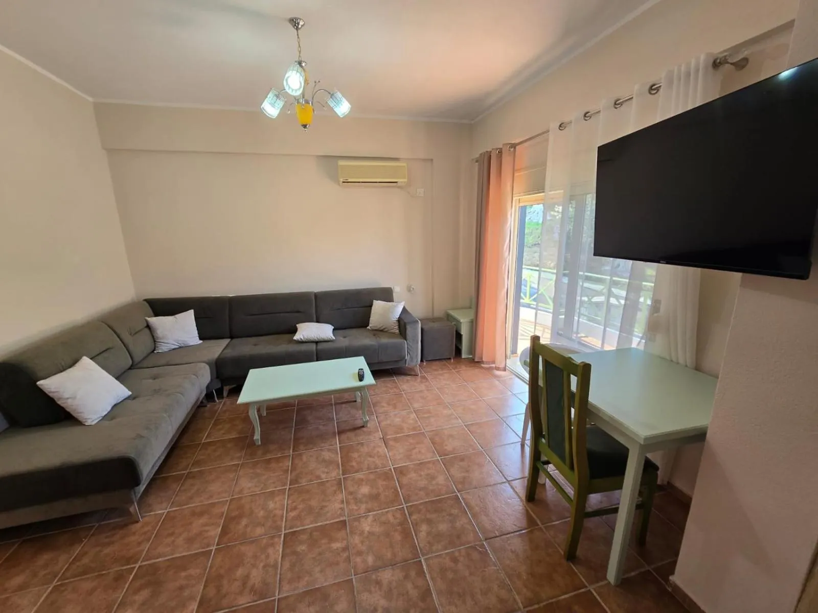 Living room in Olivet Hotel