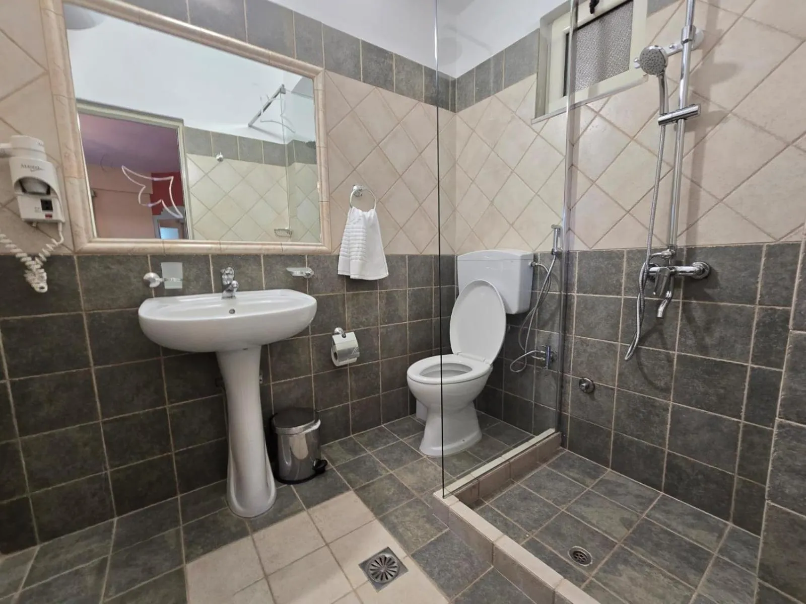 Shower in Olivet Hotel