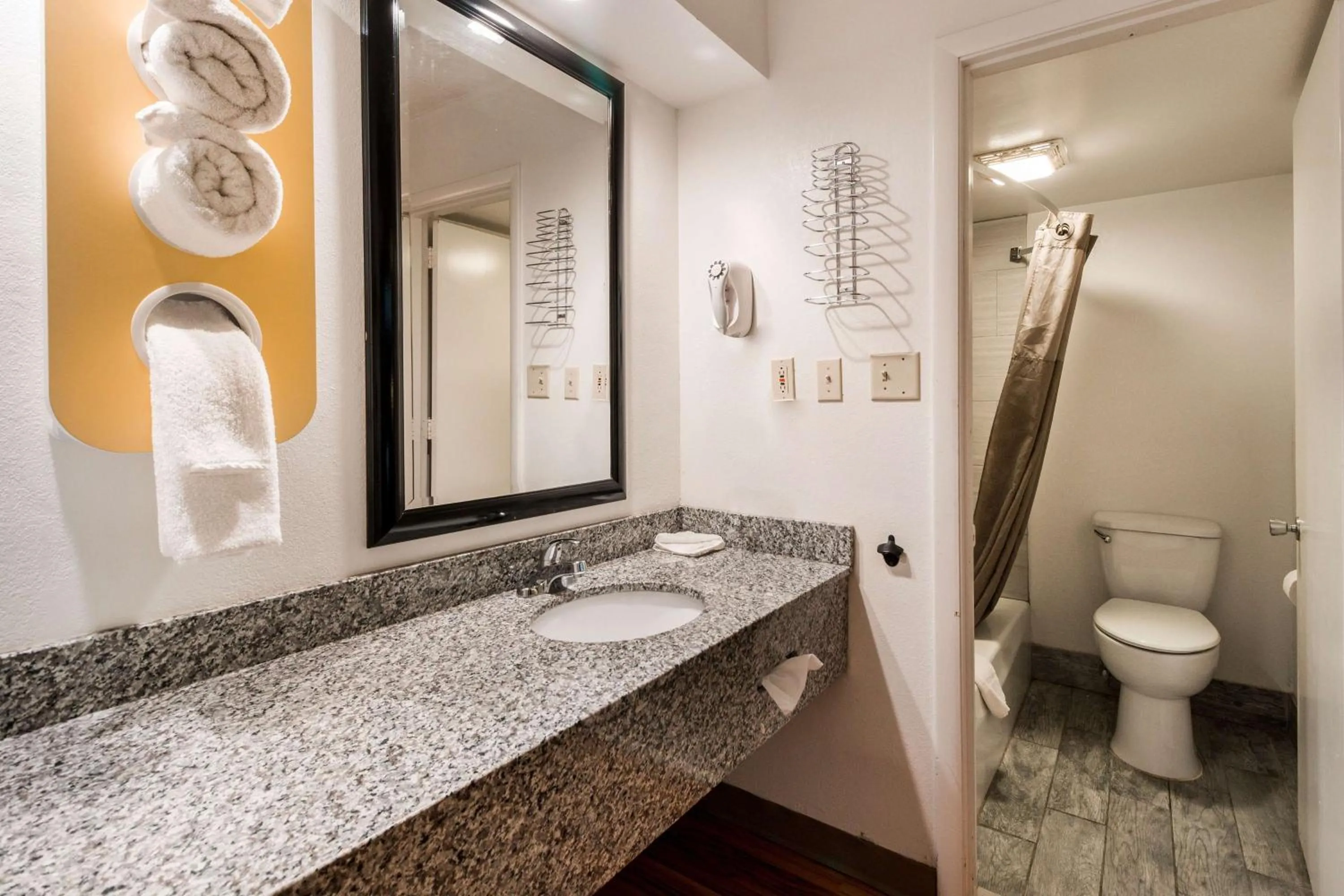 Bedroom in Motel 6-Pulaski, TN