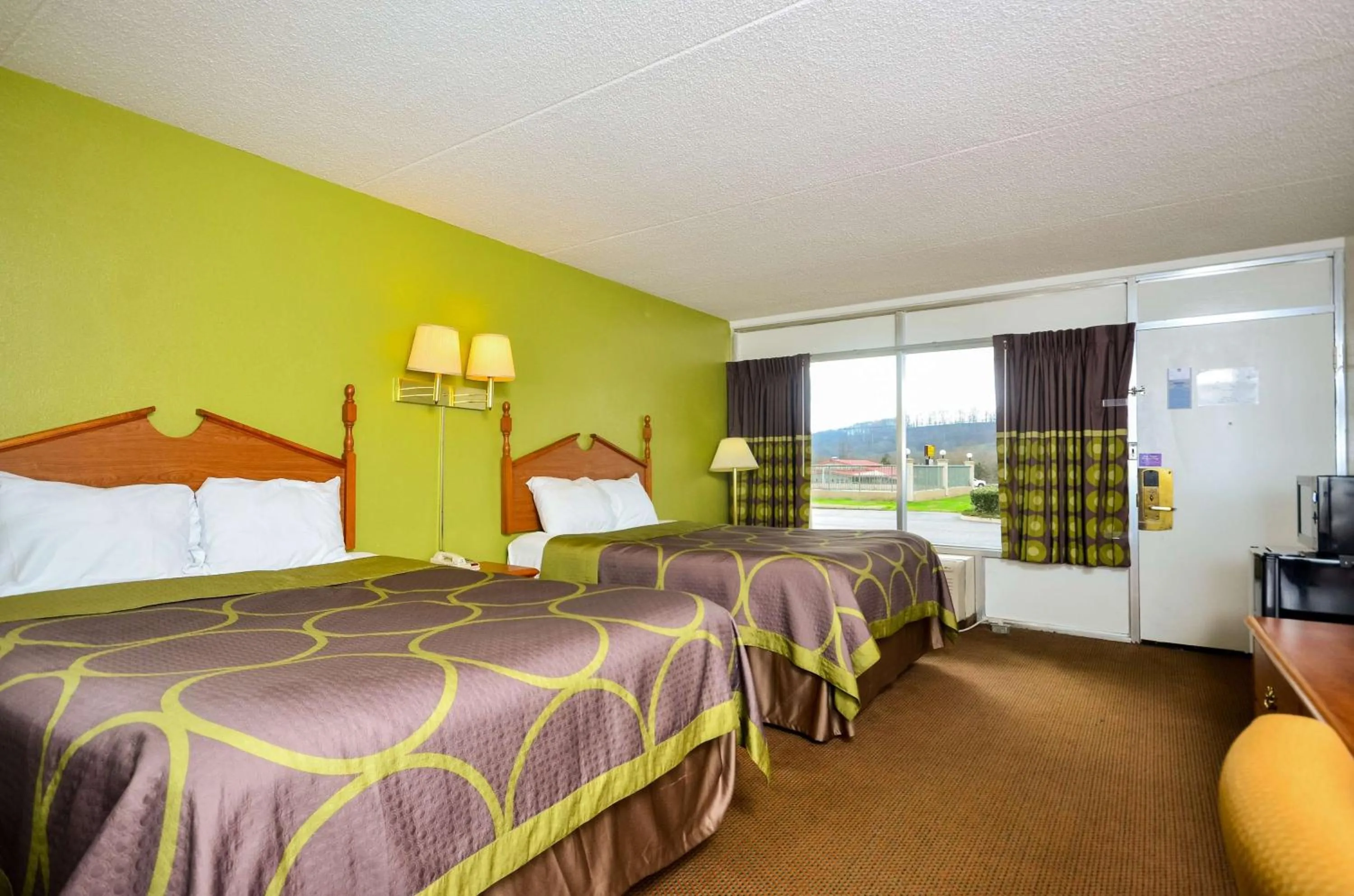 Photo of the whole room, Bed in Motel 6-Pulaski, TN