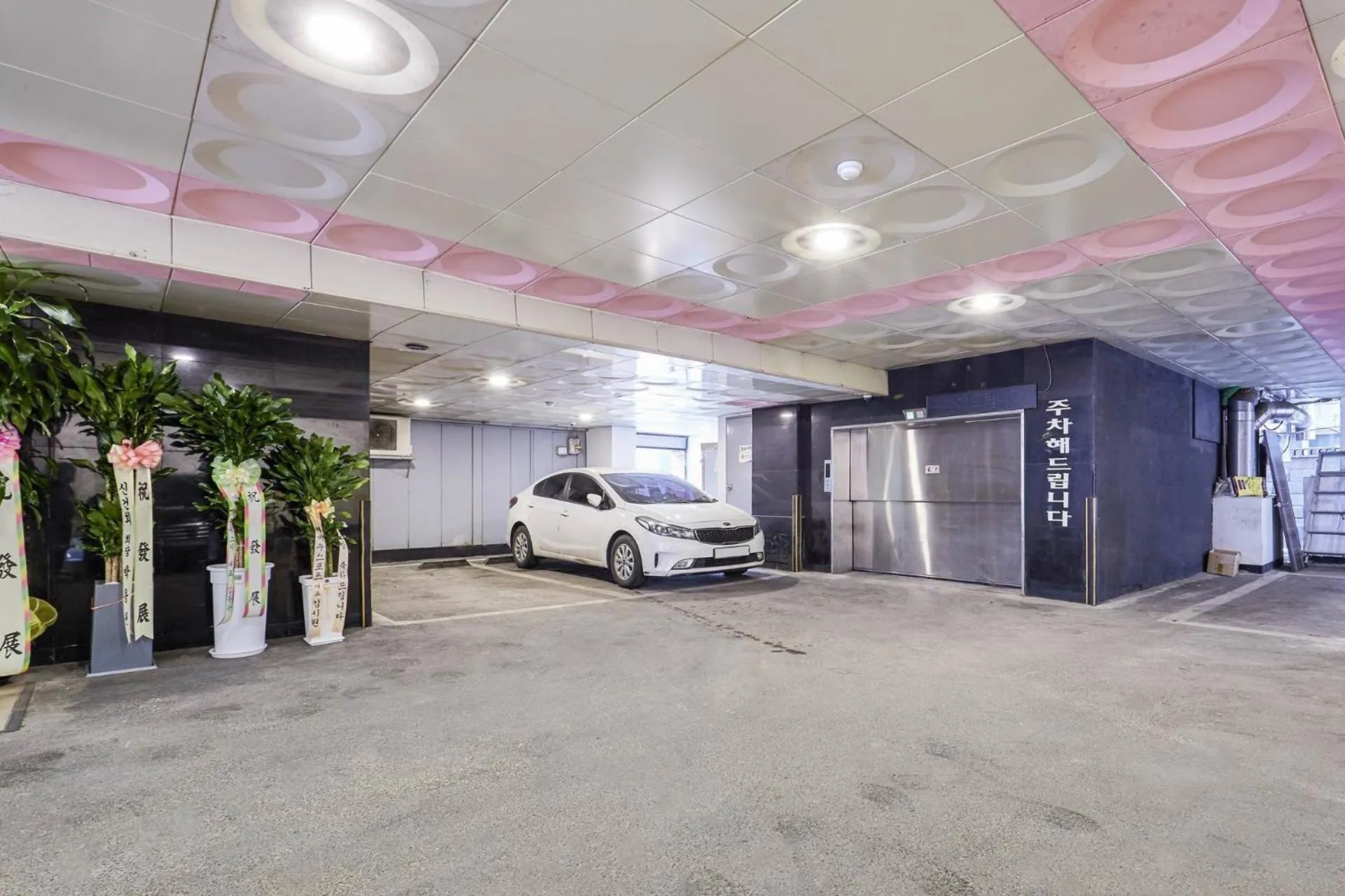 Parking in Hotel Avenue Suwon
