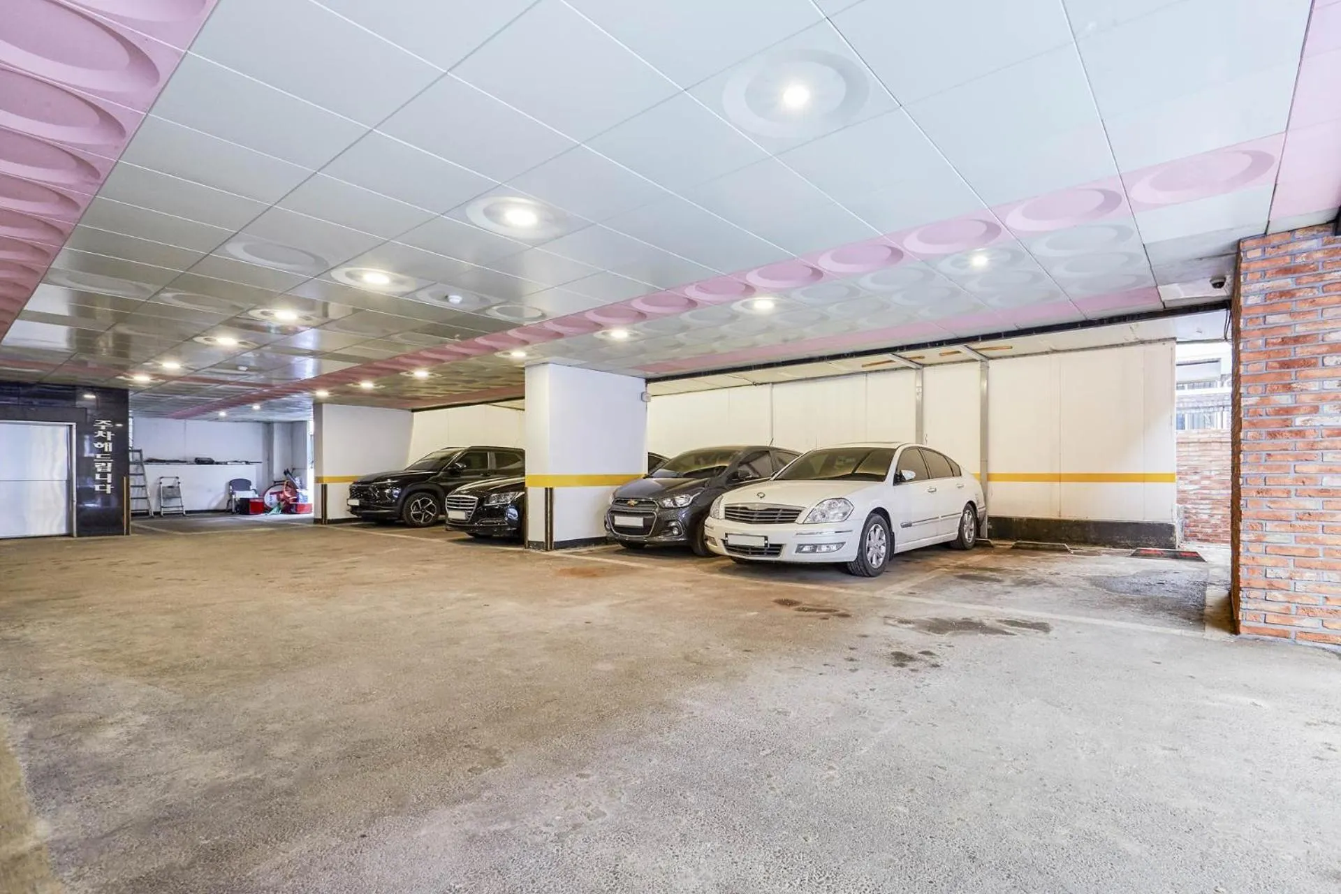 Parking in Hotel Avenue Suwon
