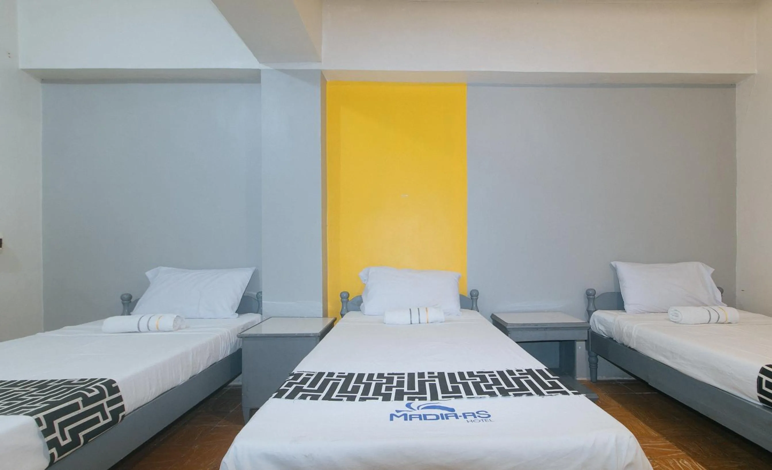 Triple Room in Hotel Madiaas by RedDoorz