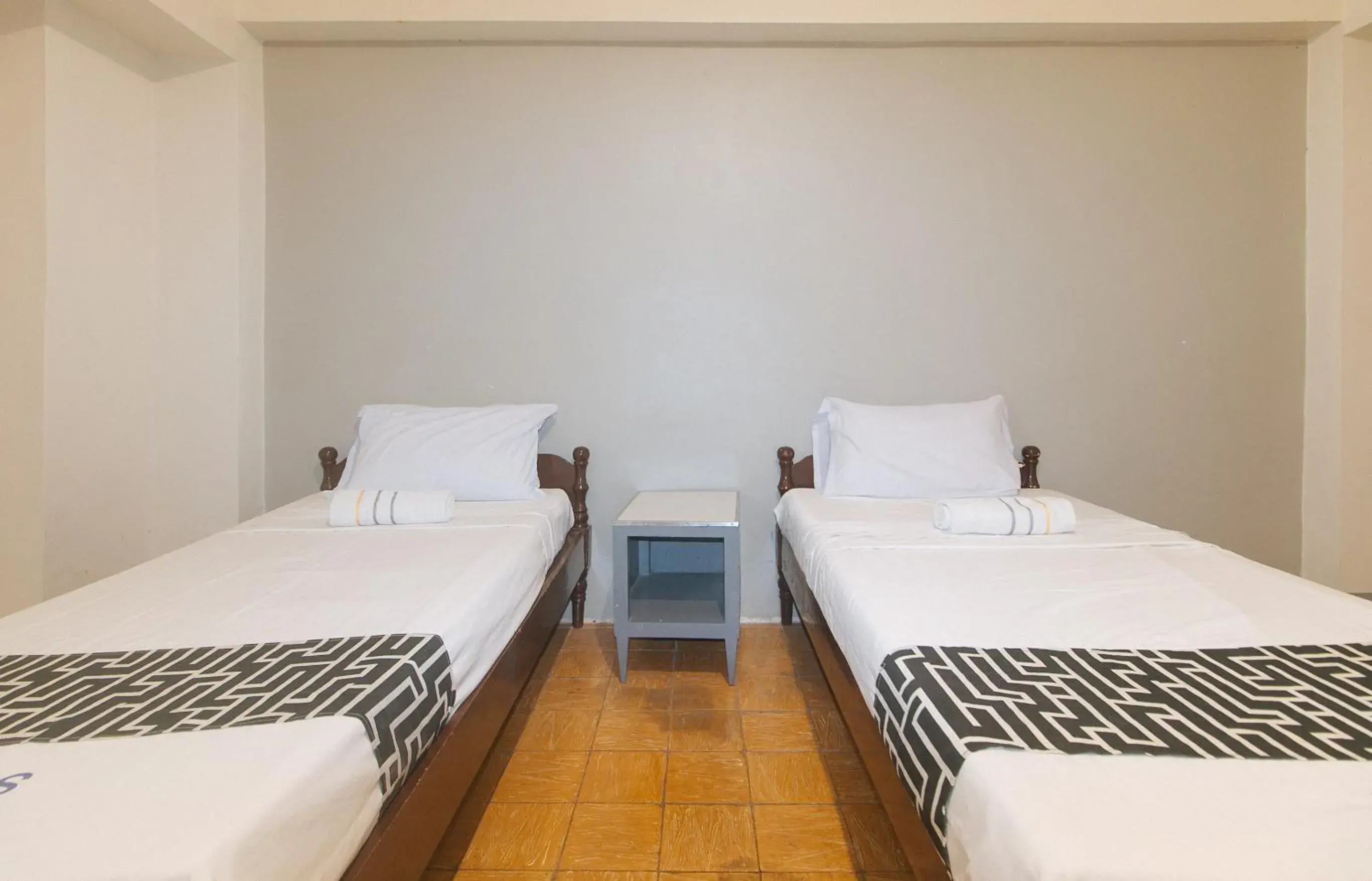 Twin Room in Hotel Madiaas by RedDoorz Twin Room in Hotel Madiaas by RedDoorz
