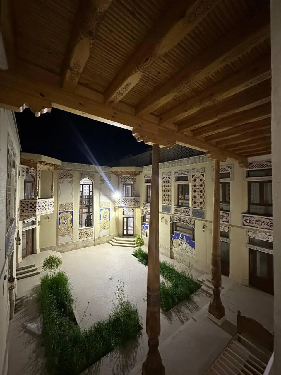 Ayvan Plaza Hotel
