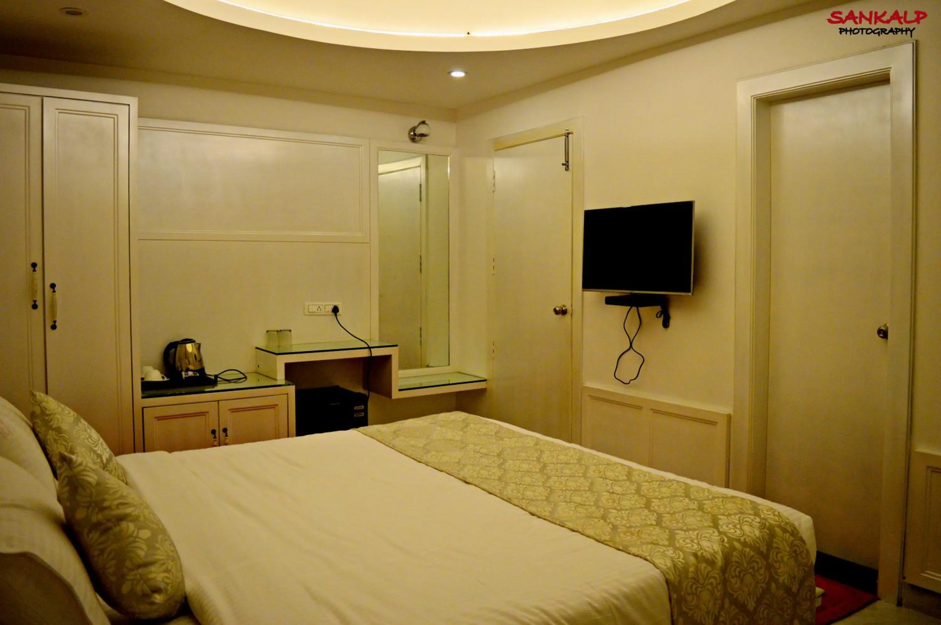 Photo of the whole room, Bed in Sepoy Grande Mysore