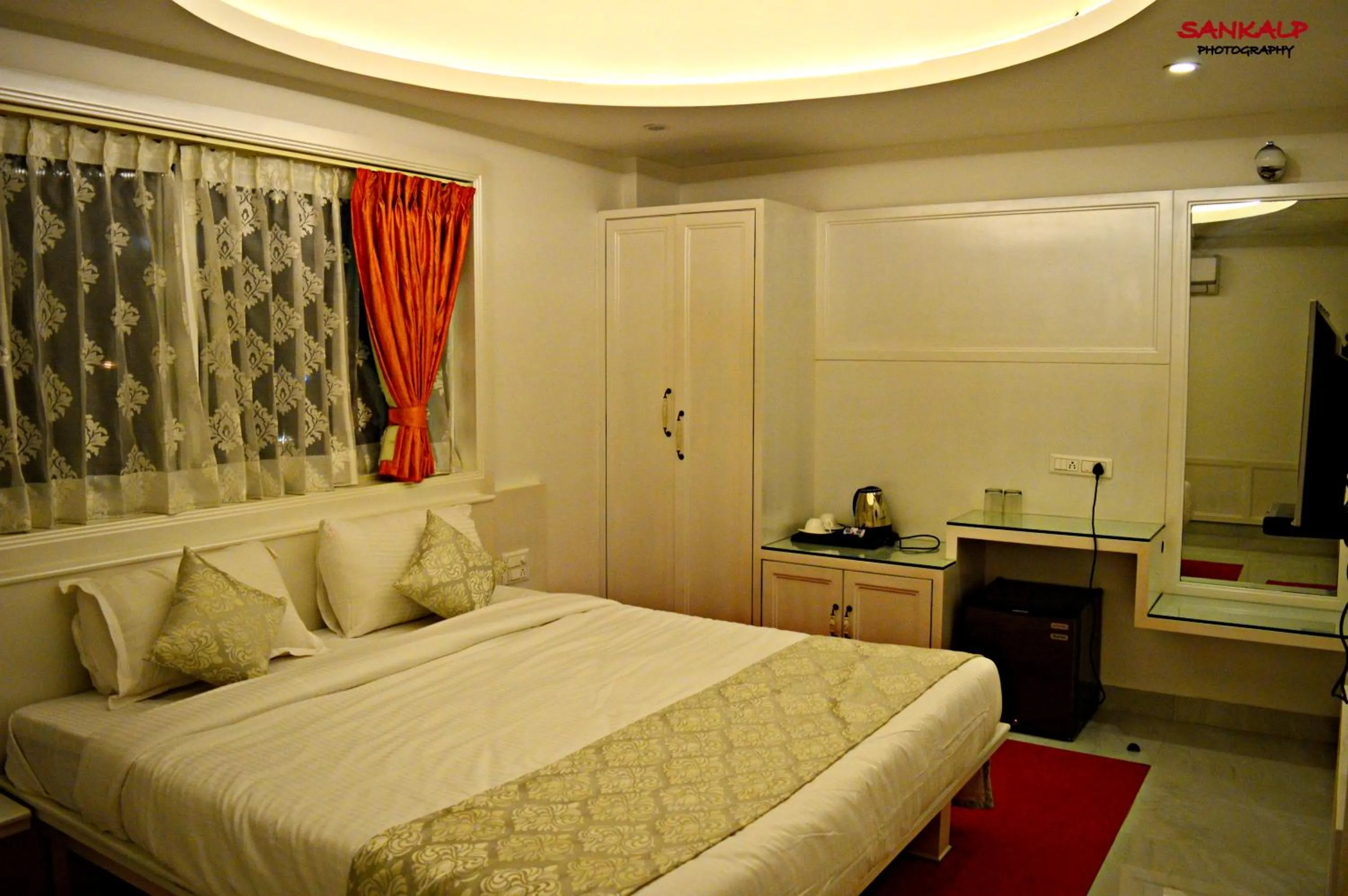Photo of the whole room, Bed in Sepoy Grande Mysore