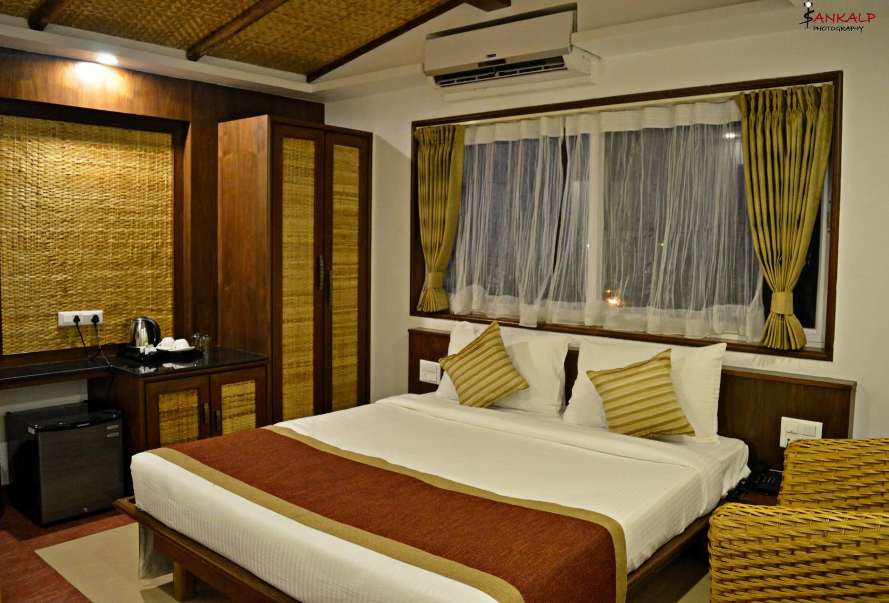 Photo of the whole room, Bed in Sepoy Grande Mysore