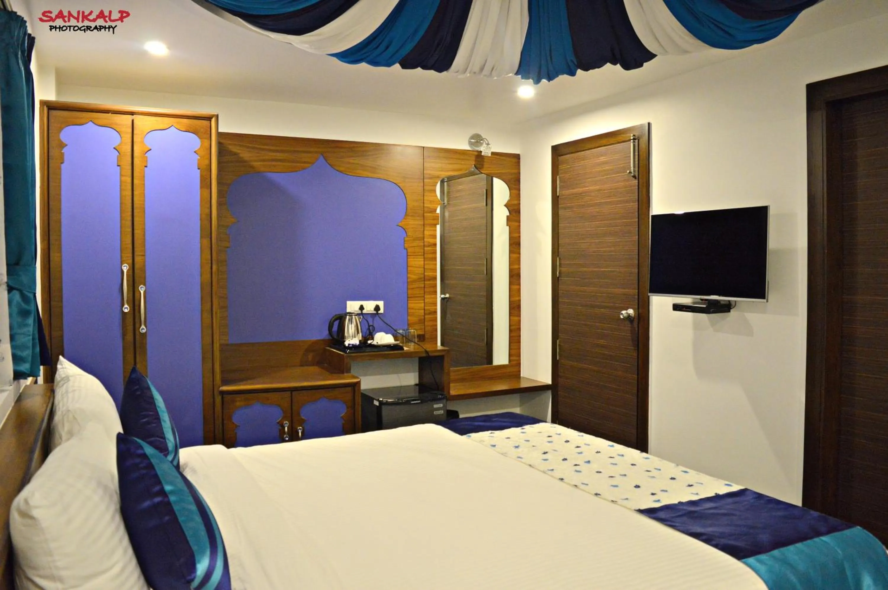 Photo of the whole room, Bed in Sepoy Grande Mysore