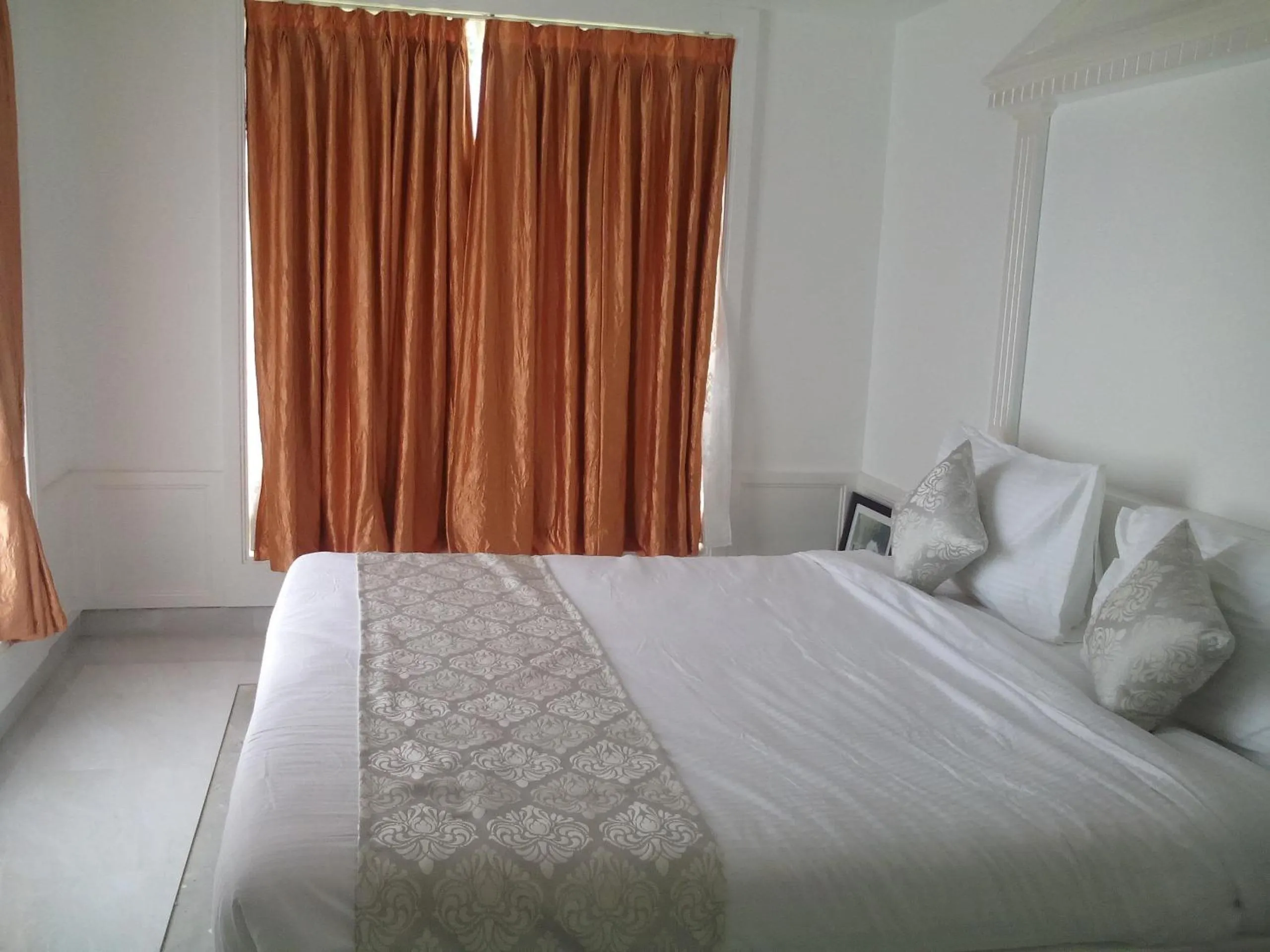 Photo of the whole room, Bed in Sepoy Grande Mysore