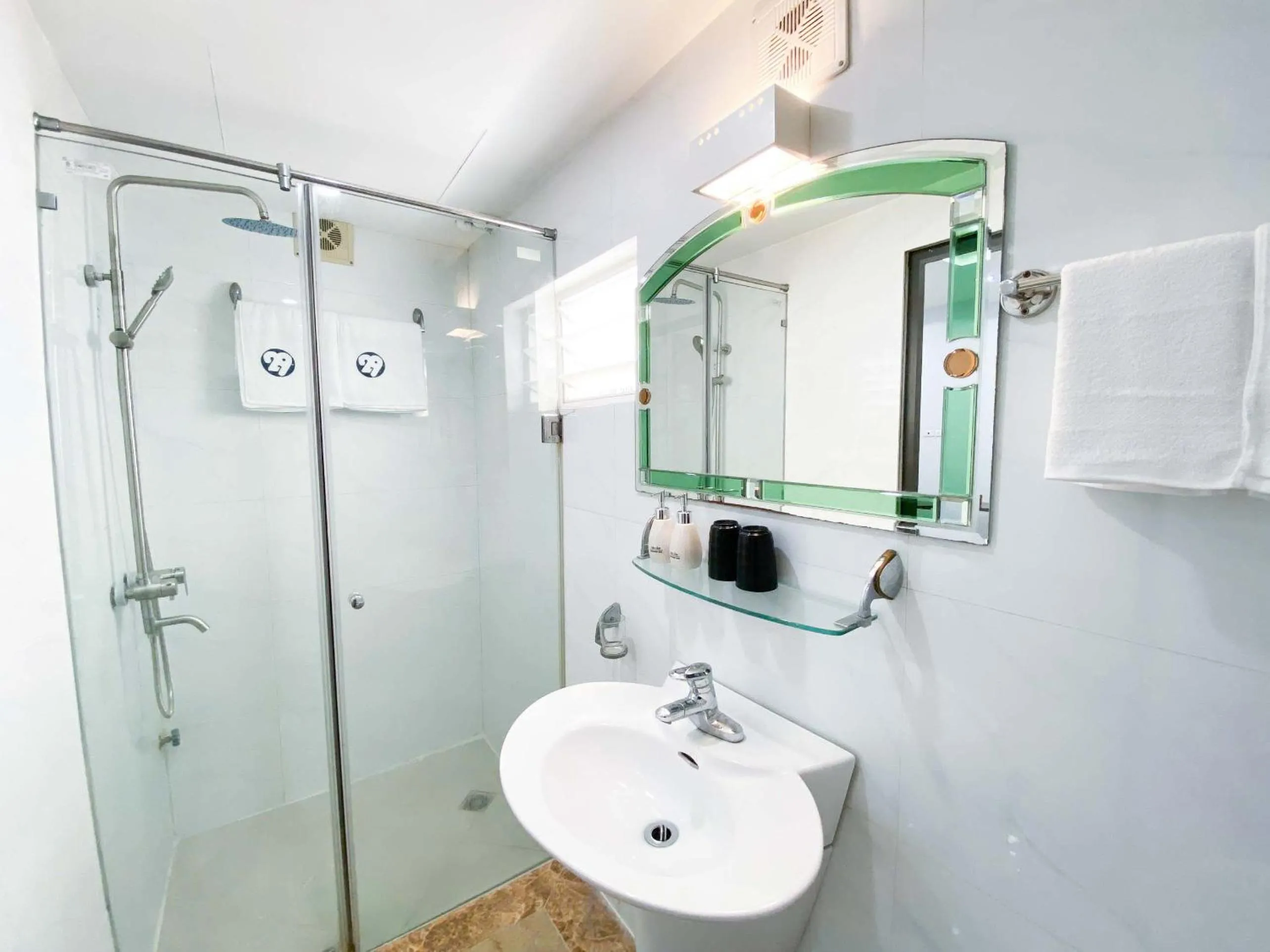 Shower in Eco Nest Apartment & Hotel Hai Bà Trưng