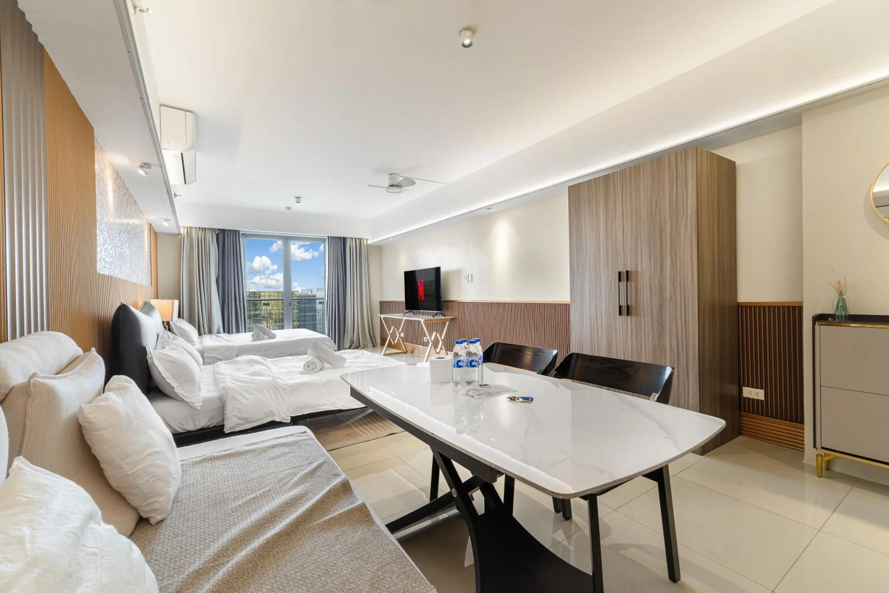 Deluxe Family Room in Spacious Unit & High-Floor Hotel near City of Dreams, Airport, Okada, and Solaire Casino
