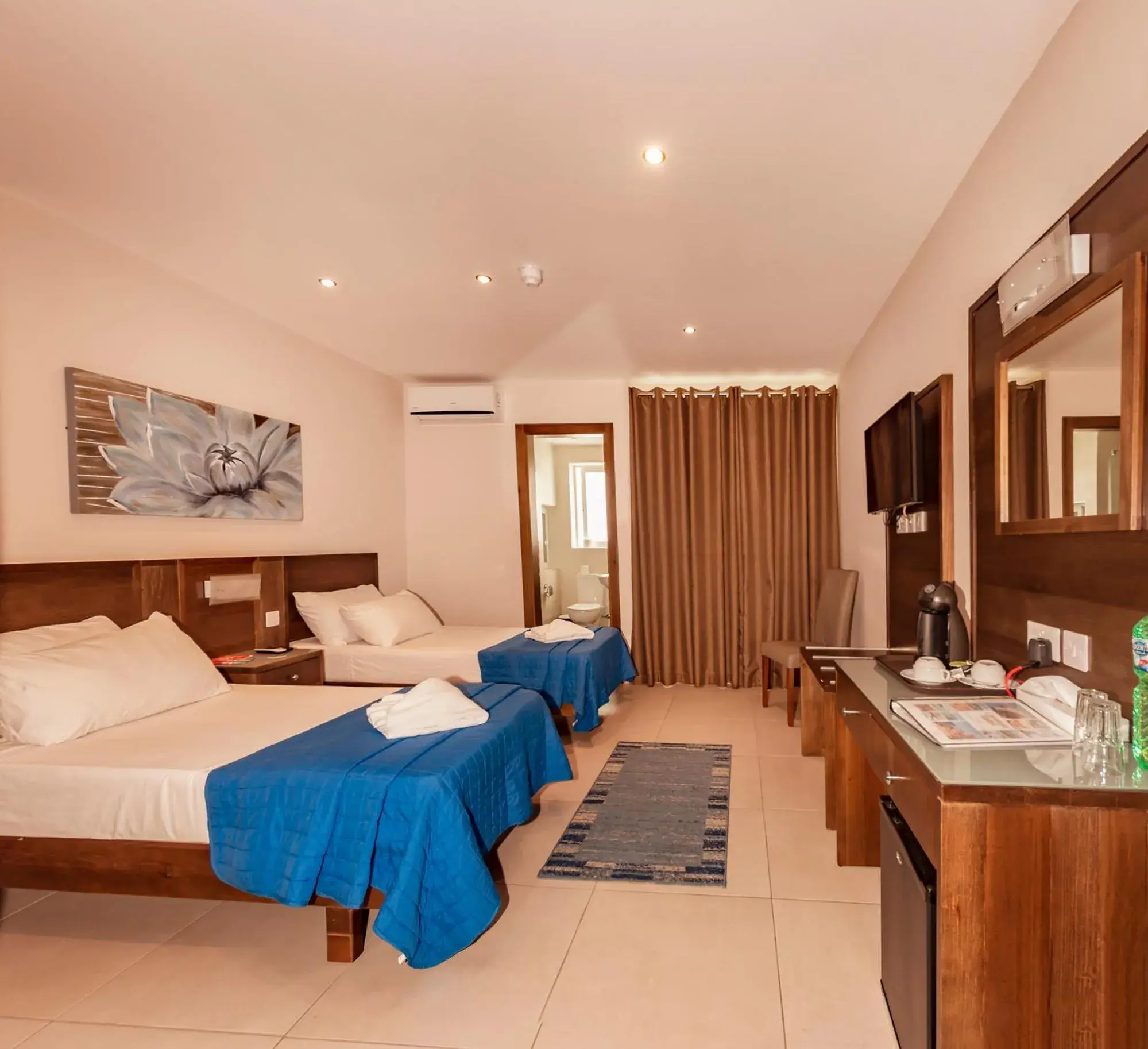 Deluxe Twin Room in Cerviola Hotel Deluxe Twin Room in Cerviola Hotel