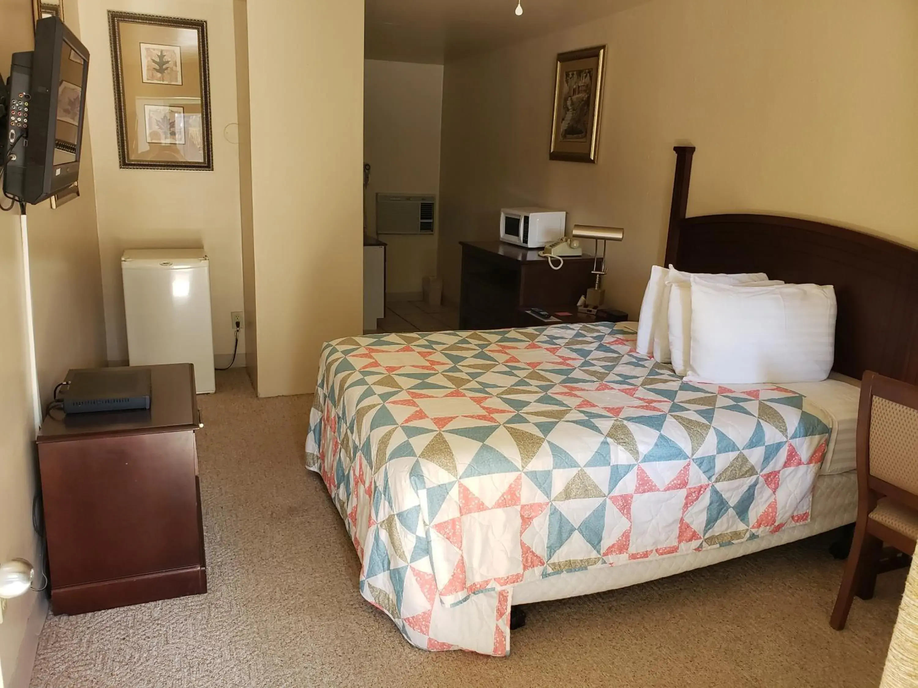 Deluxe Queen Room - single occupancy in Autumn's Inn Deluxe Queen Room - single occupancy in Autumn's Inn