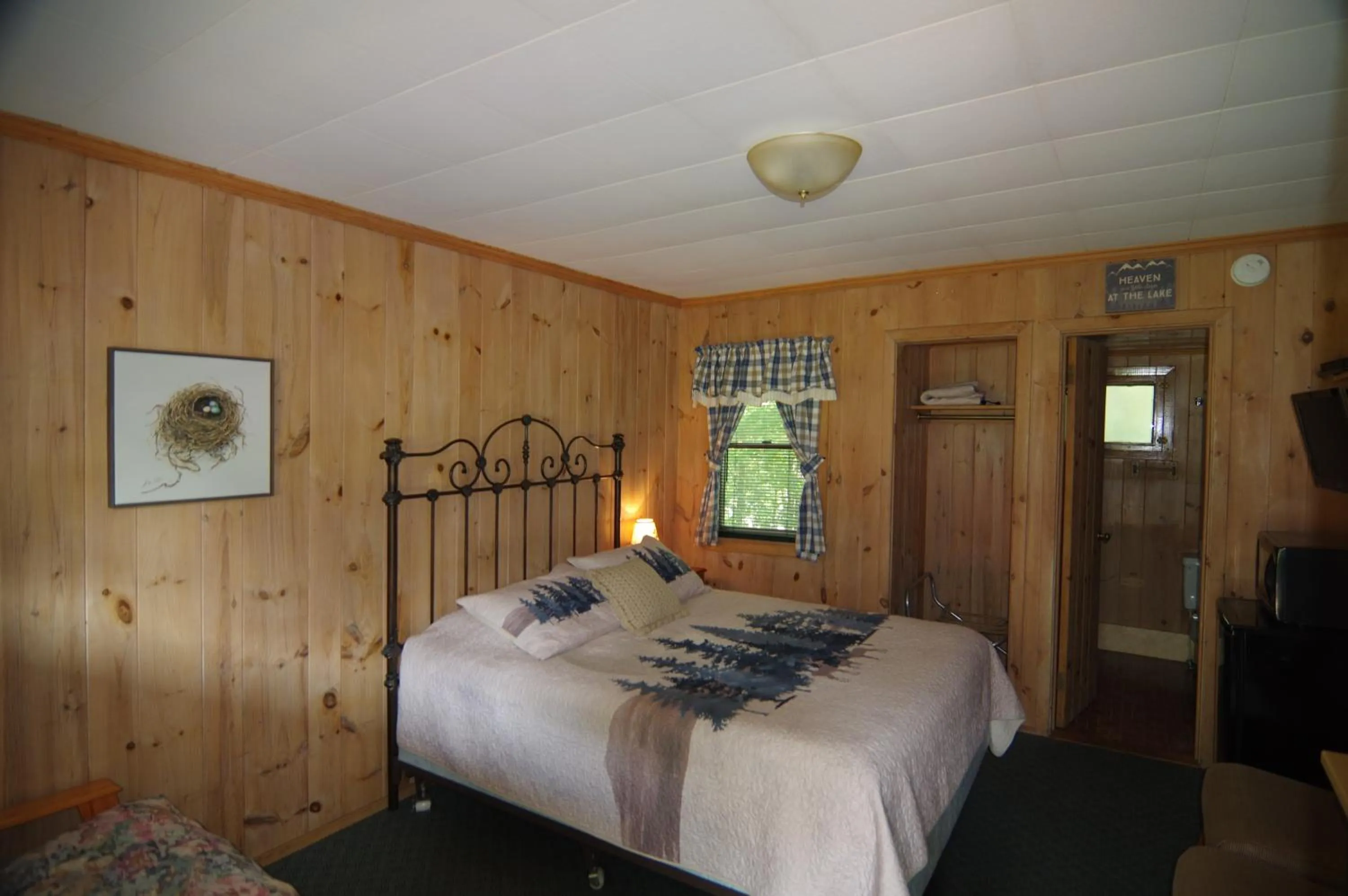 Bed in Cramers Point Lake Breeze