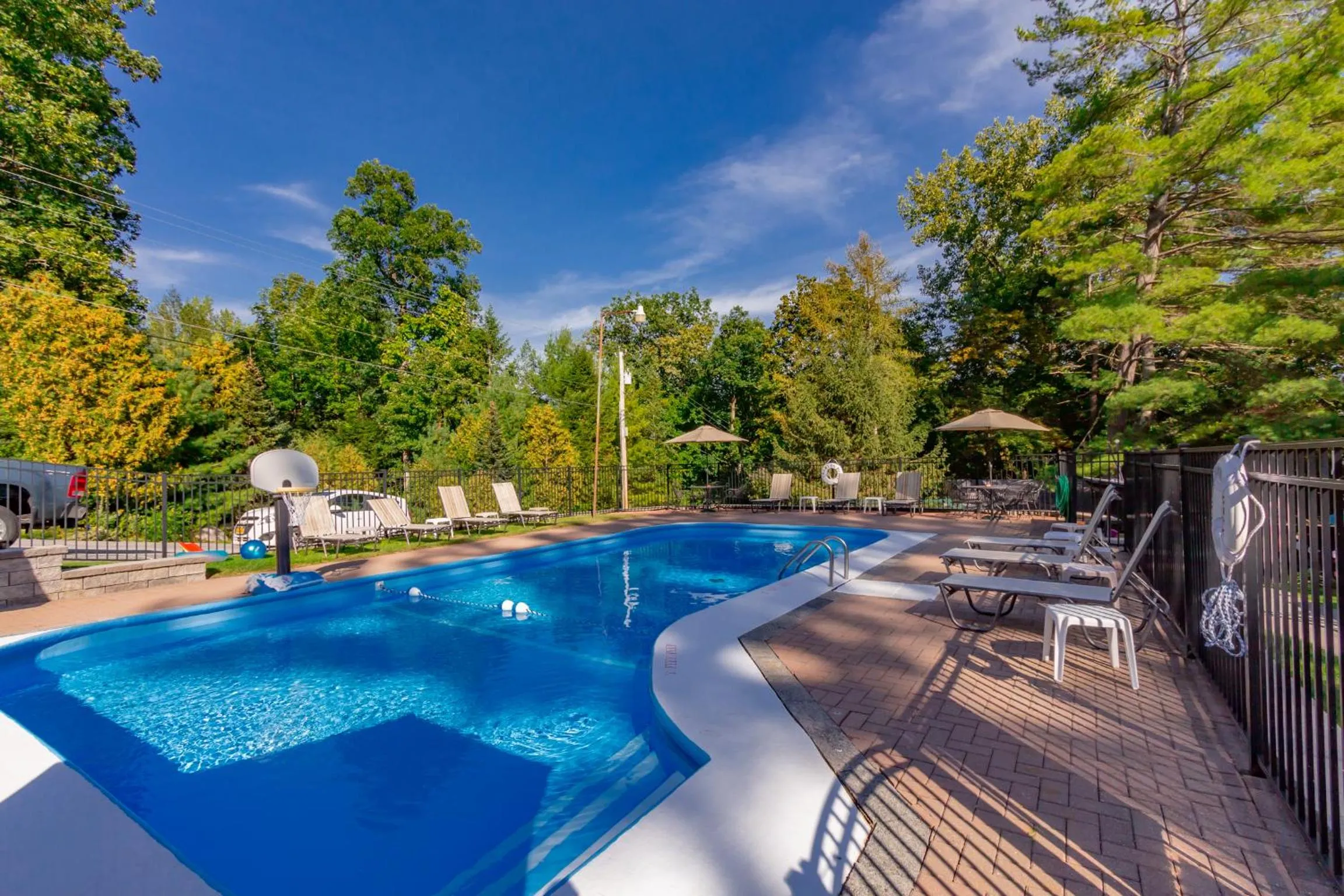 Swimming pool in Cramers Point Lake Breeze