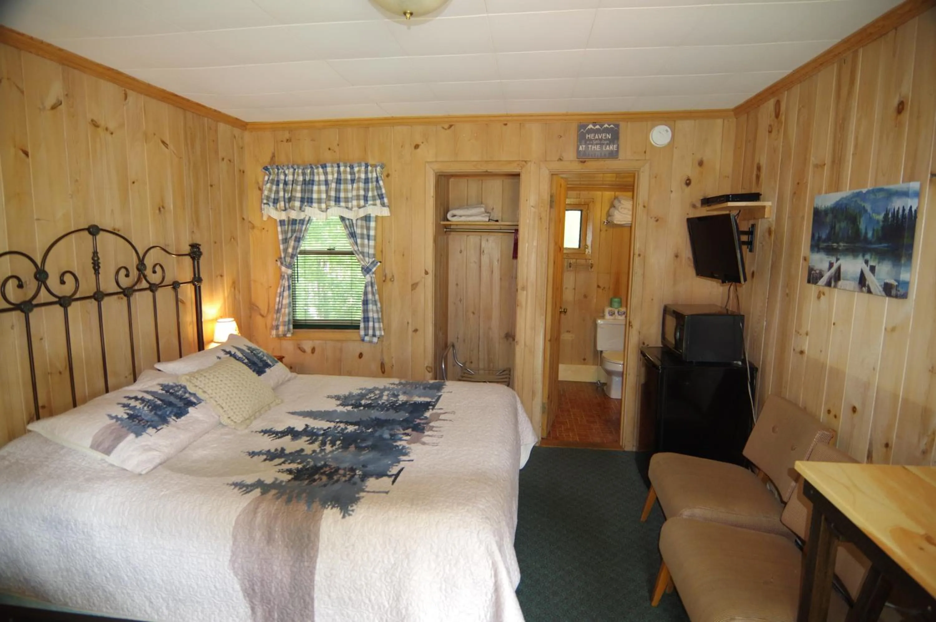 Bed in Cramers Point Lake Breeze