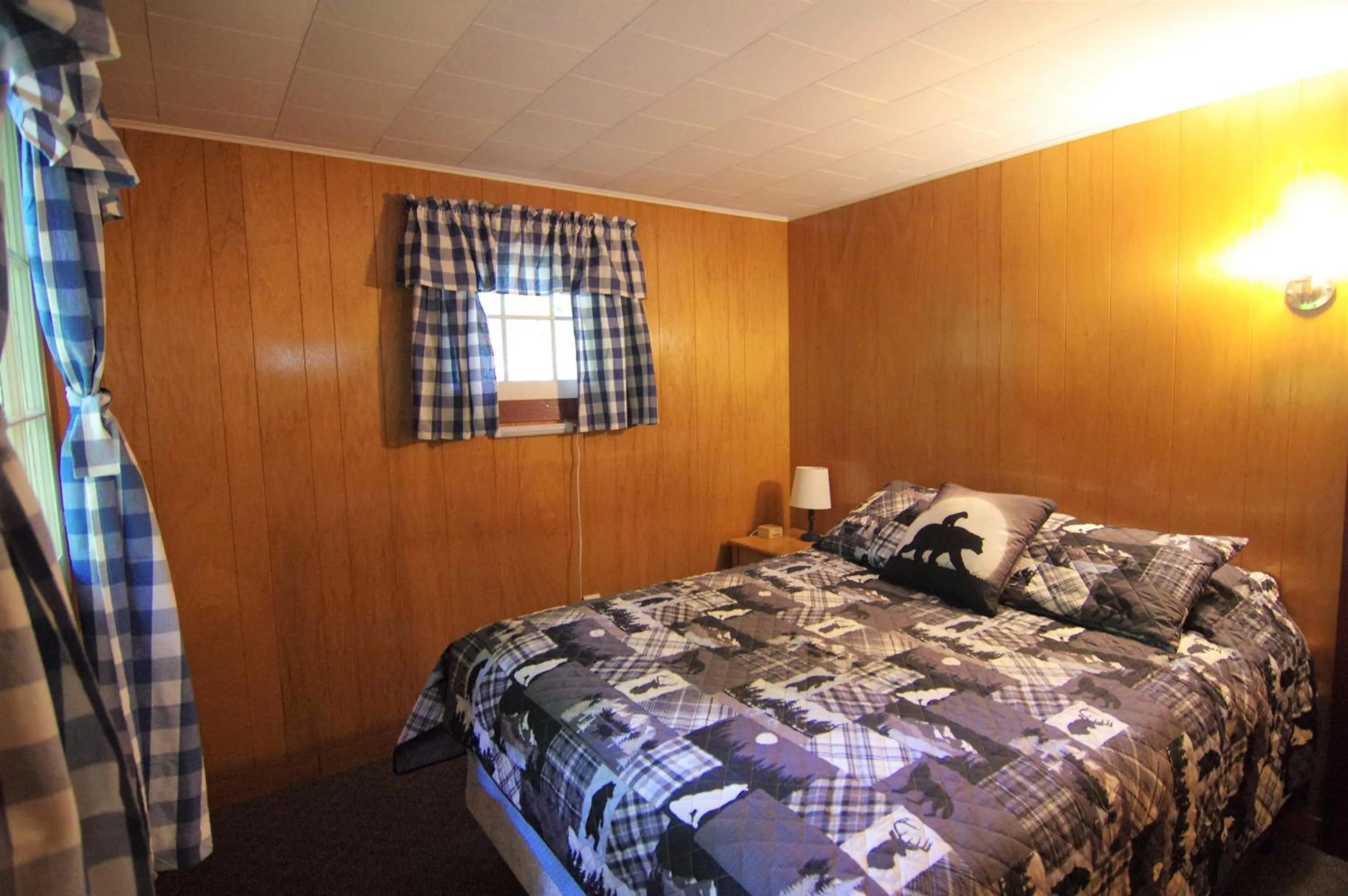 Bed in Cramers Point Lake Breeze