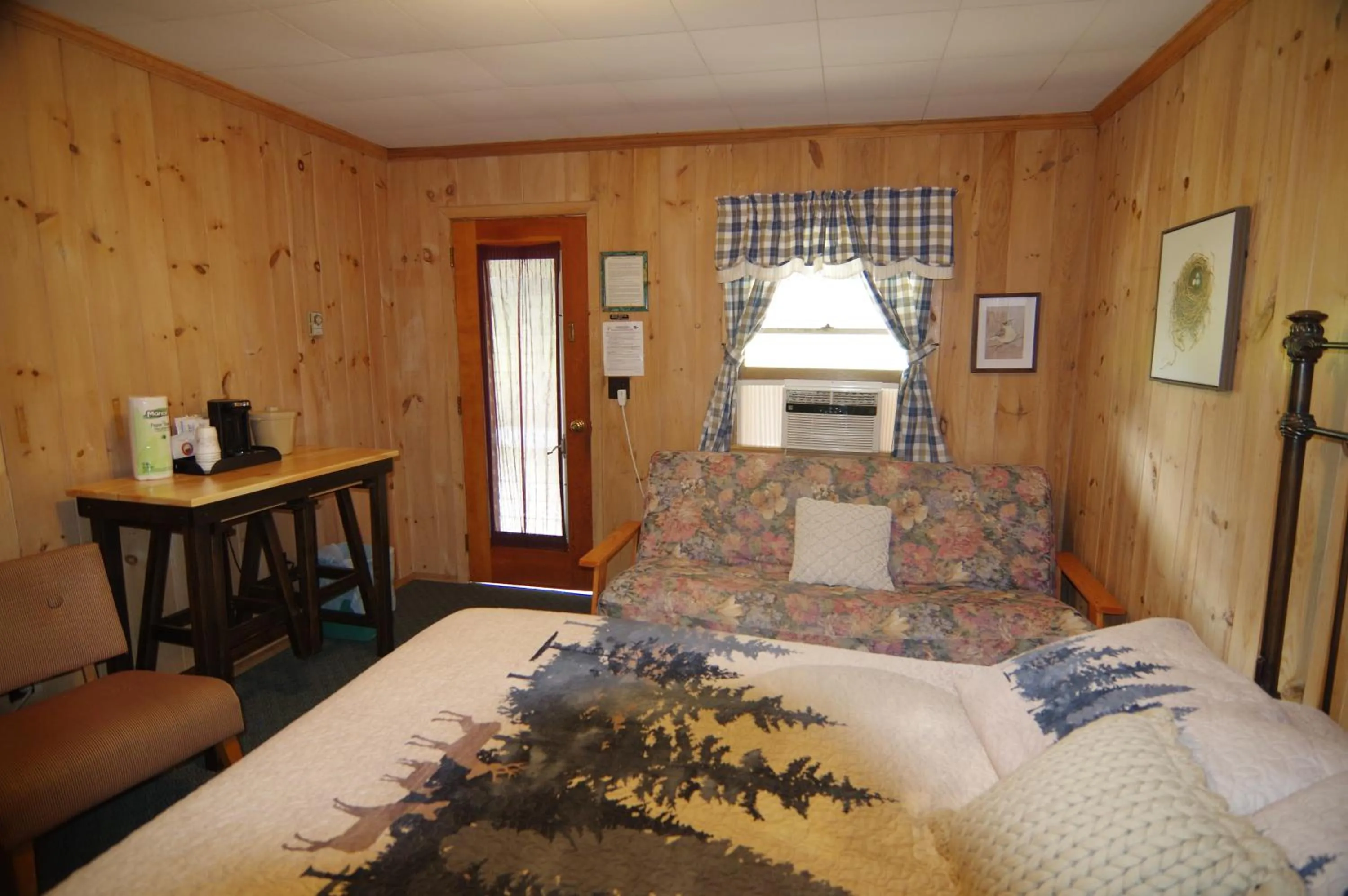 Bed in Cramers Point Lake Breeze