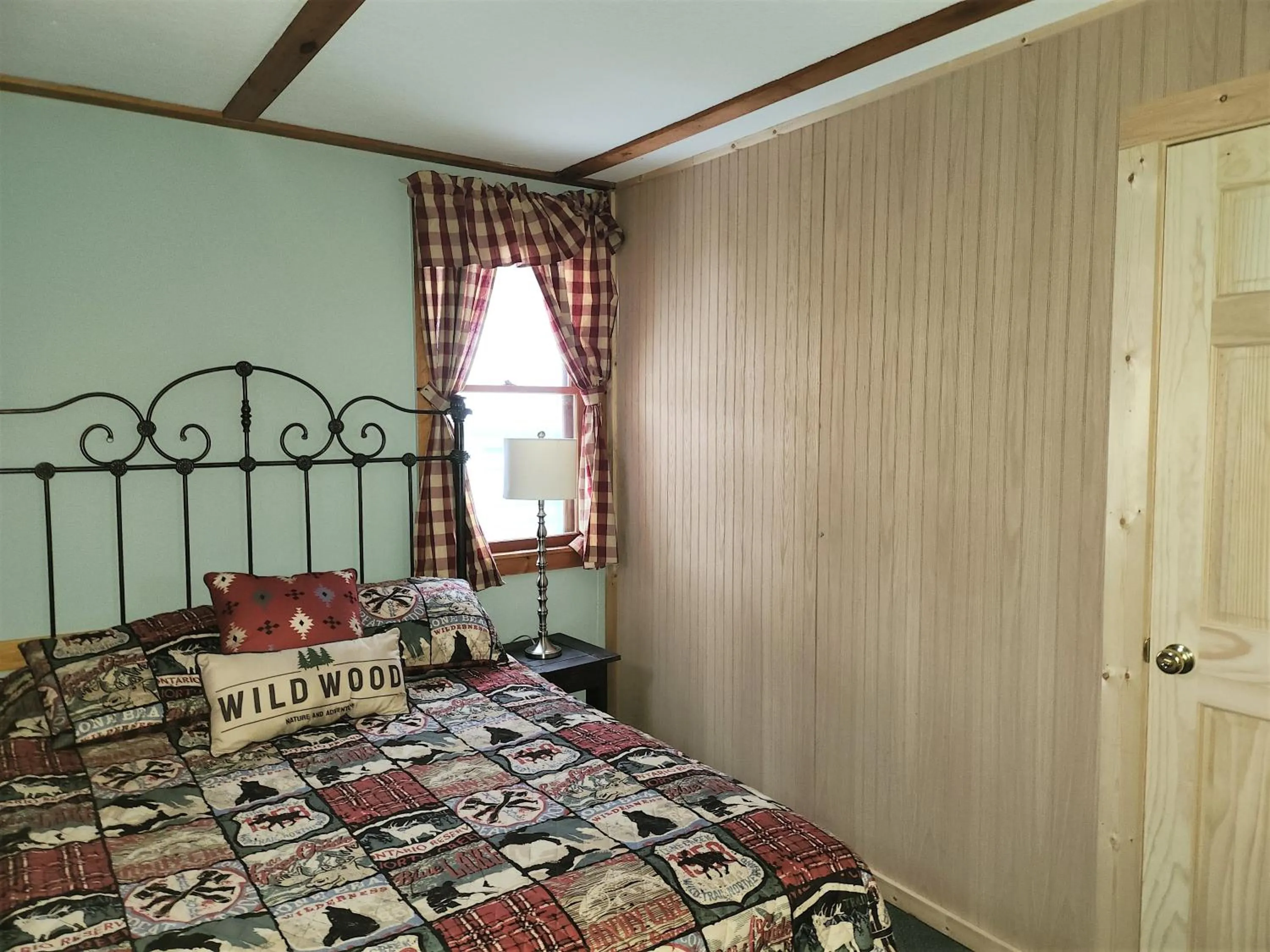 Bed in Cramers Point Lake Breeze