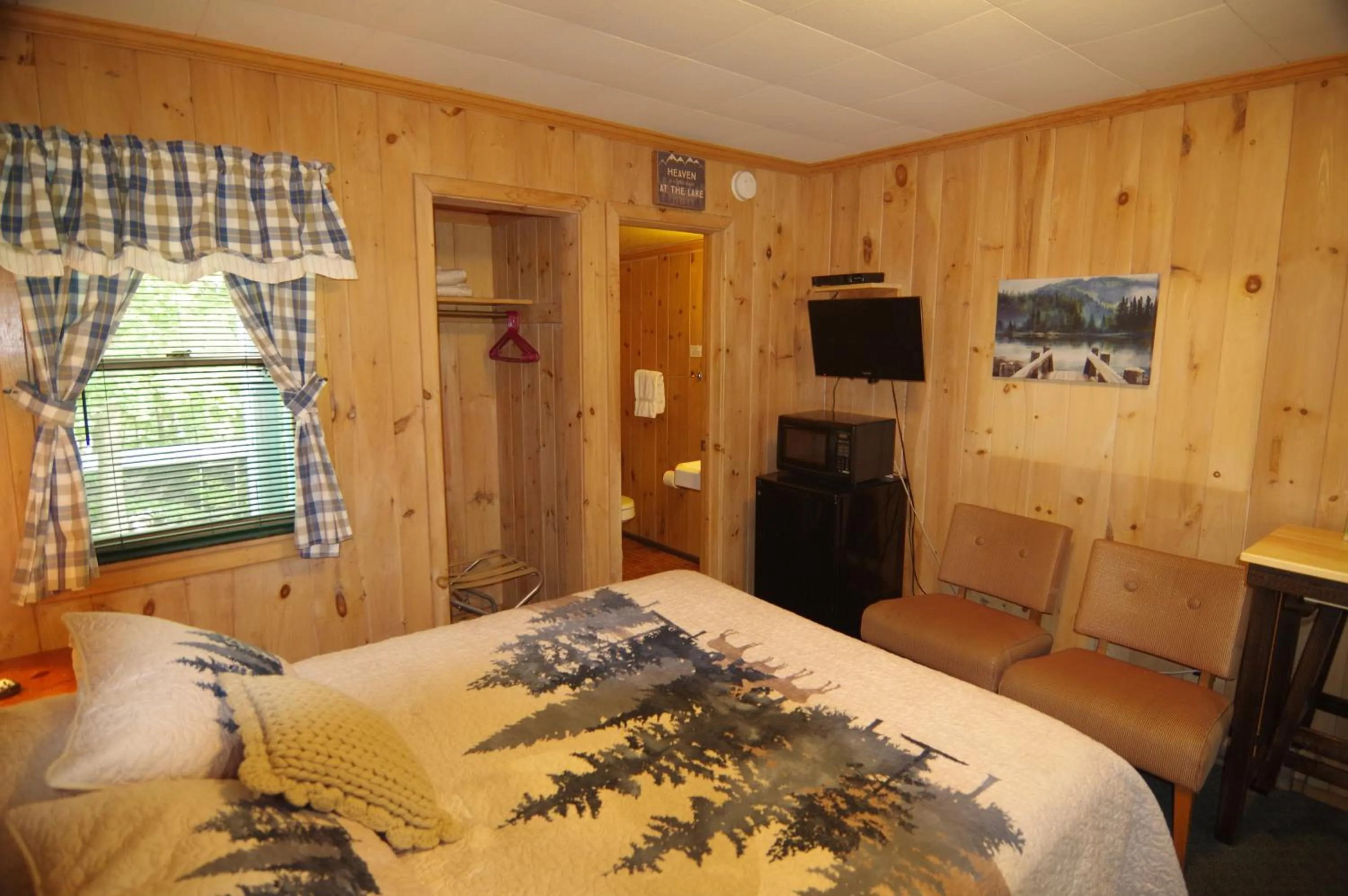 Bed in Cramers Point Lake Breeze