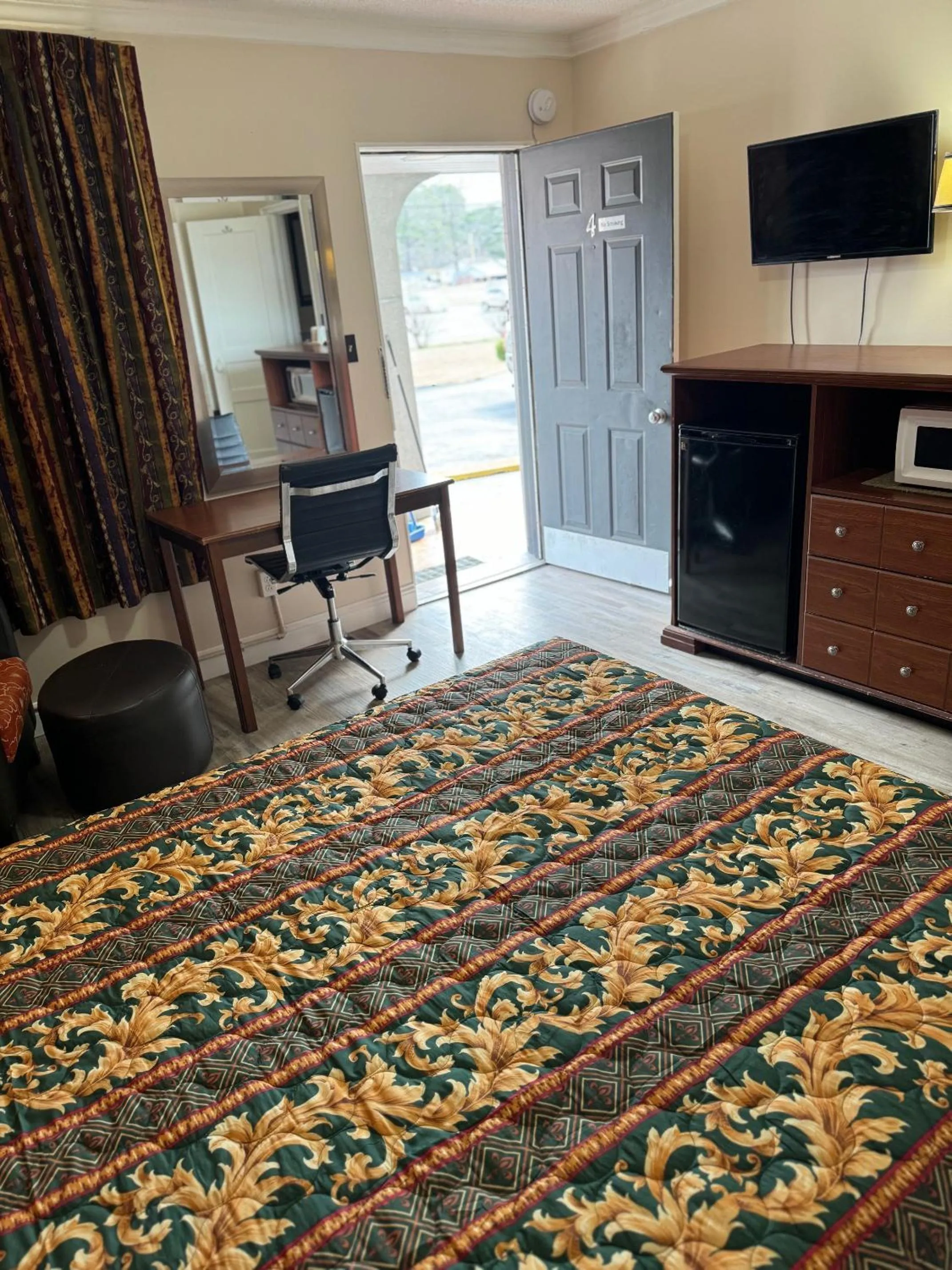 Bed in Budget Inn - Scottsboro