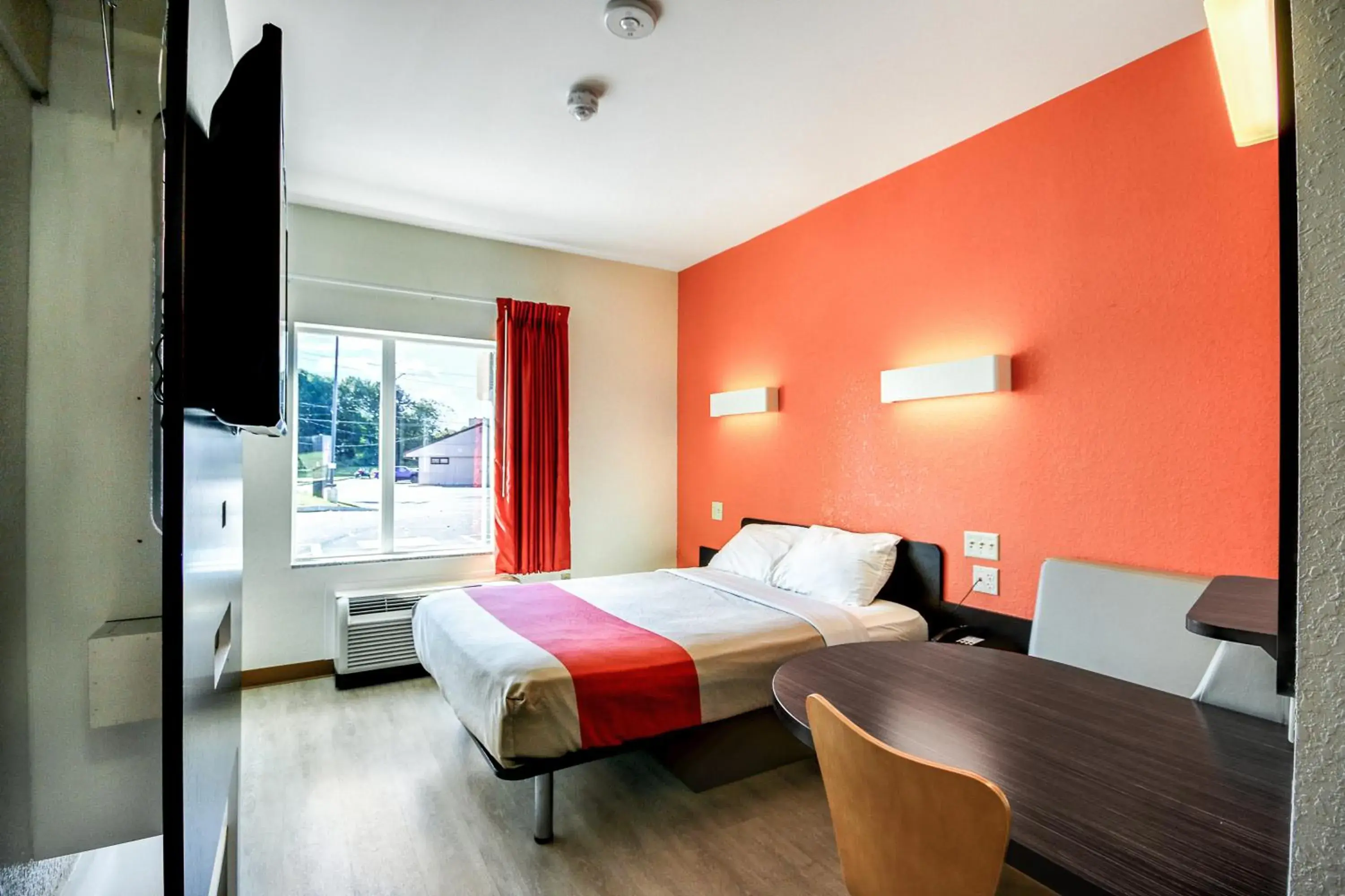 Deluxe Queen Room - Non-Smoking in Motel 6-Allentown, PA Deluxe Queen Room - Non-Smoking in Motel 6-Allentown, PA