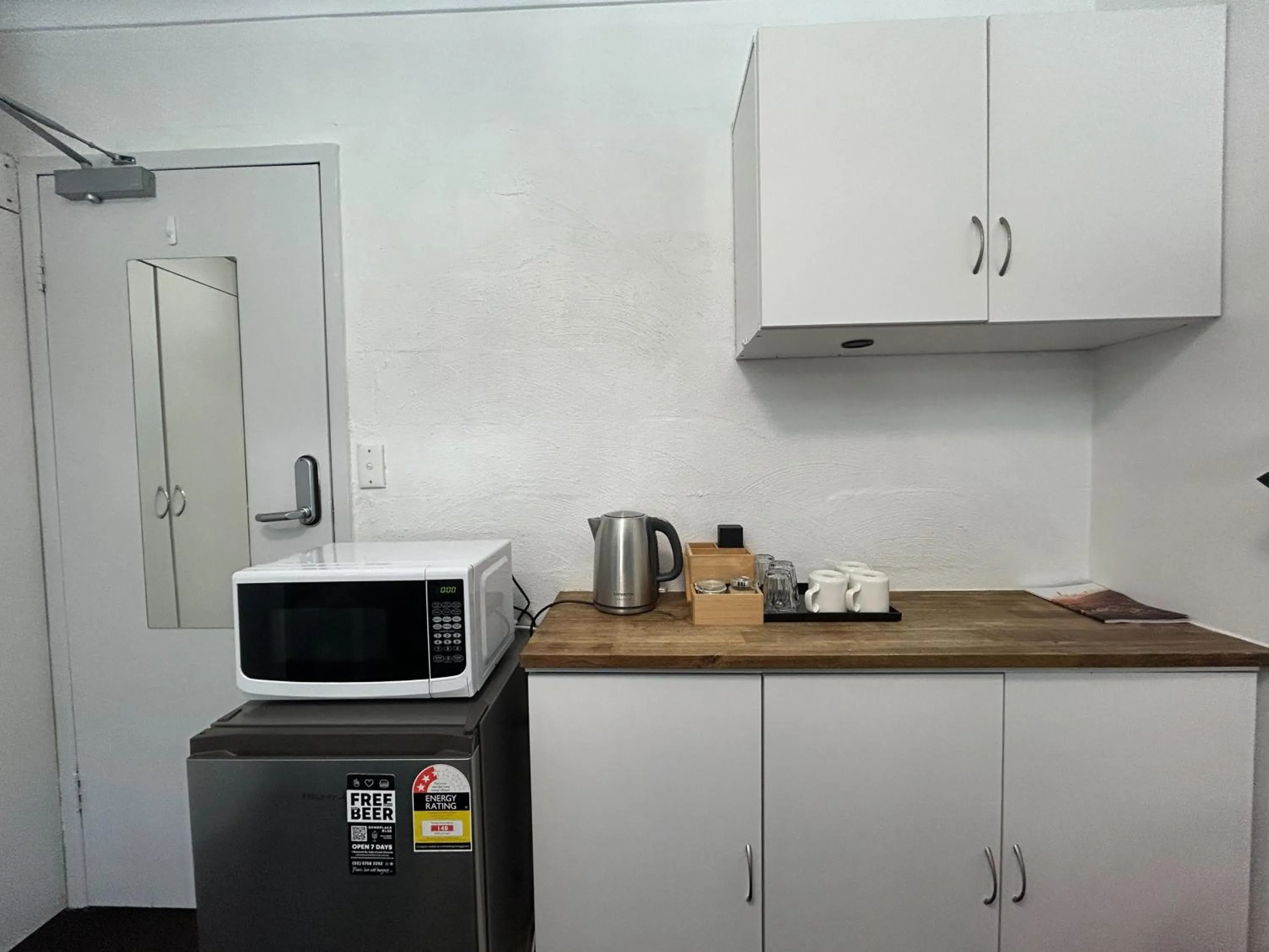 Coffee/tea facilities in Silverski Rooms and Apartments