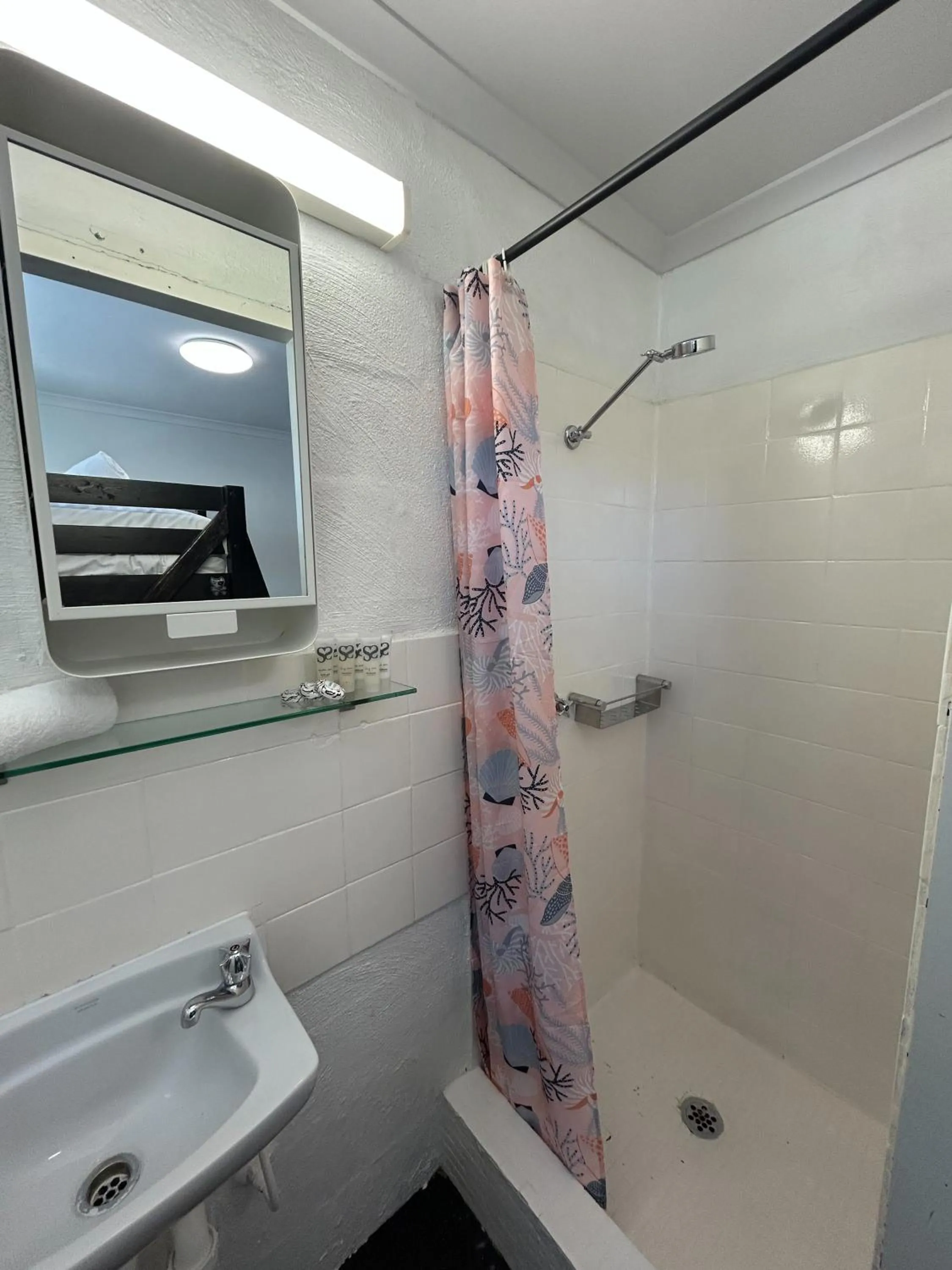 Shower in Silverski Rooms and Apartments
