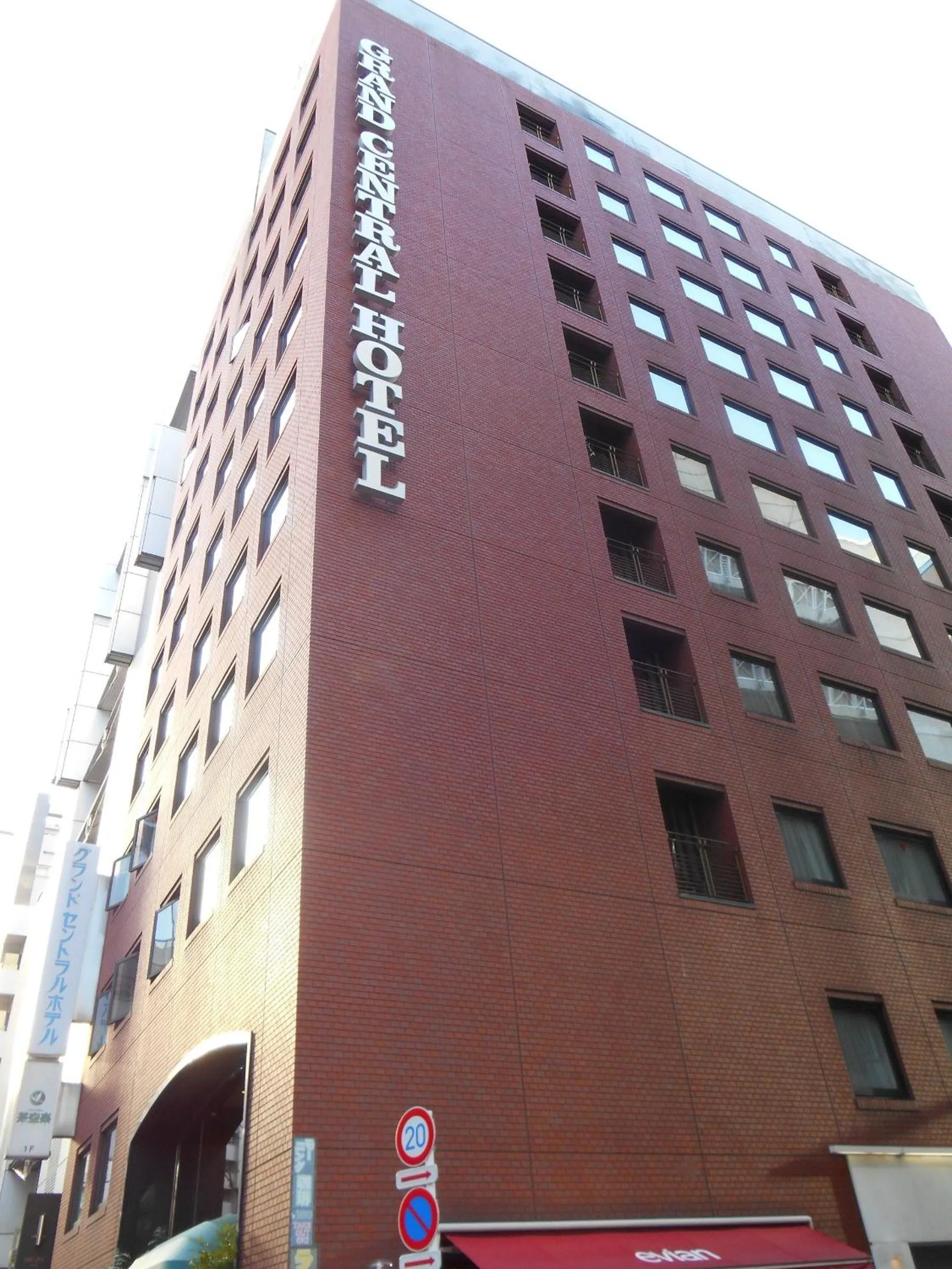 Facade/entrance in Grand Central Hotel