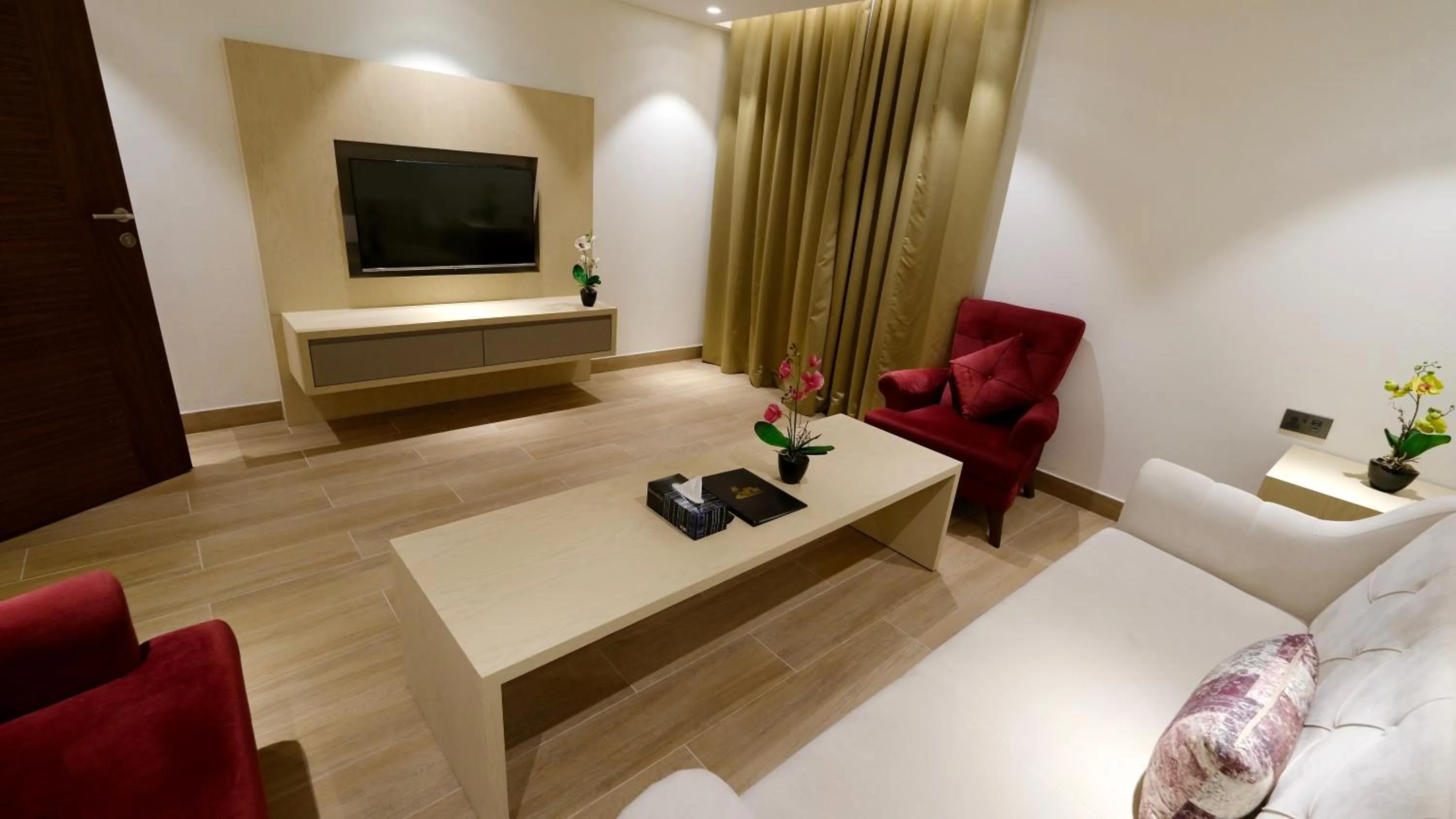 Living room, Bed in Falaj Daris Hotel