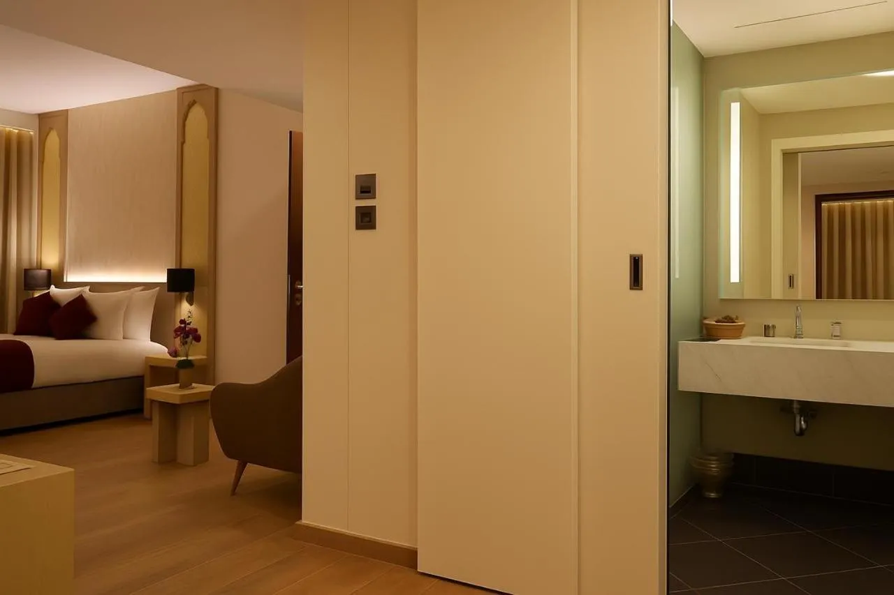 Bathroom, Bed in Falaj Daris Hotel