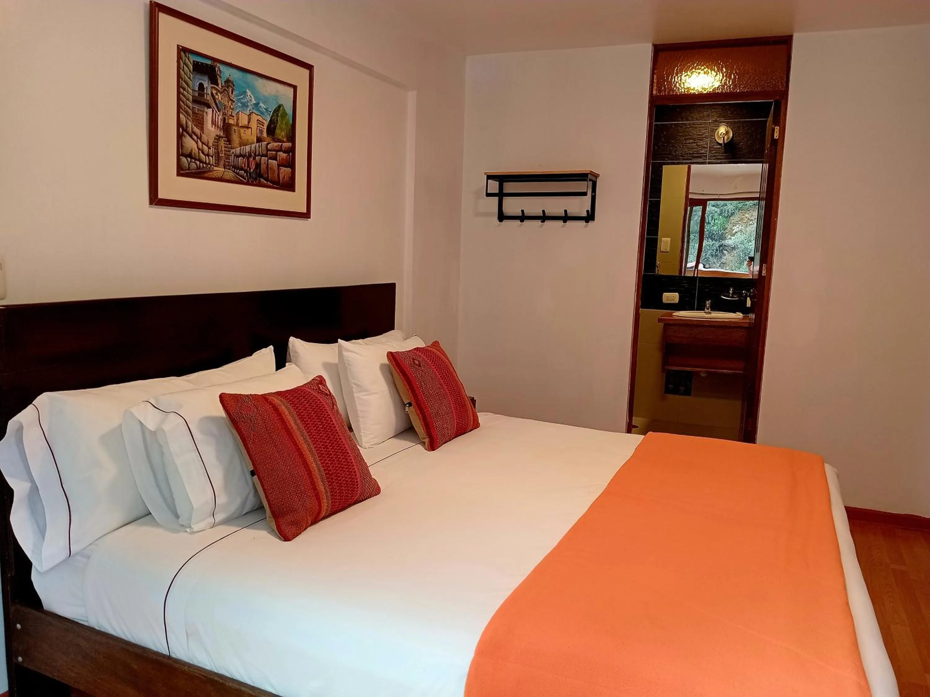 Photo of the whole room, Bed in El Quetzal MachuPicchu