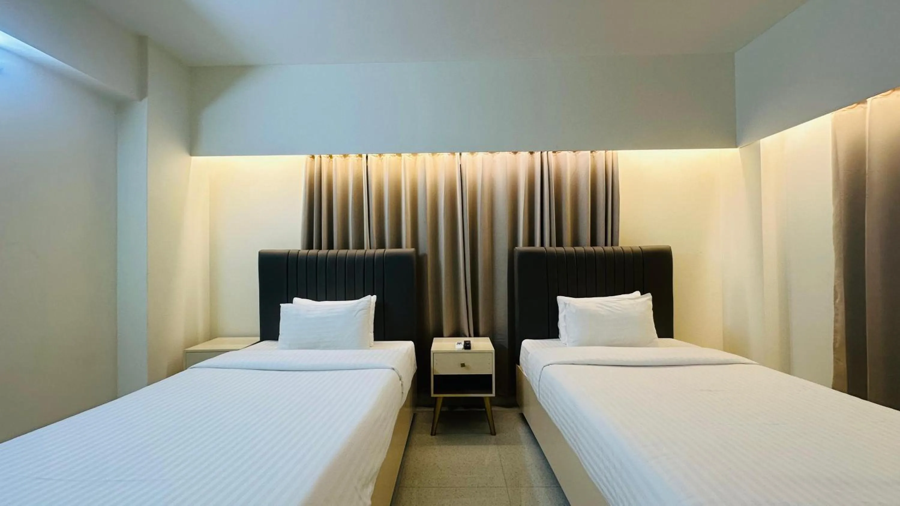 Bedroom, Bed in Royal Regent Suites Dhaka