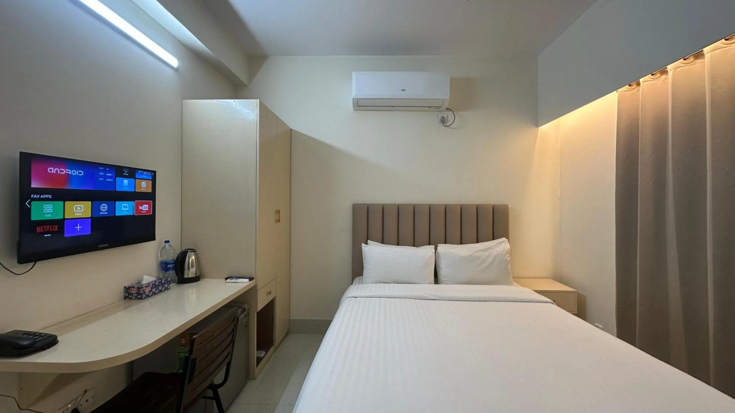 Bedroom, Bed in Royal Regent Suites Dhaka