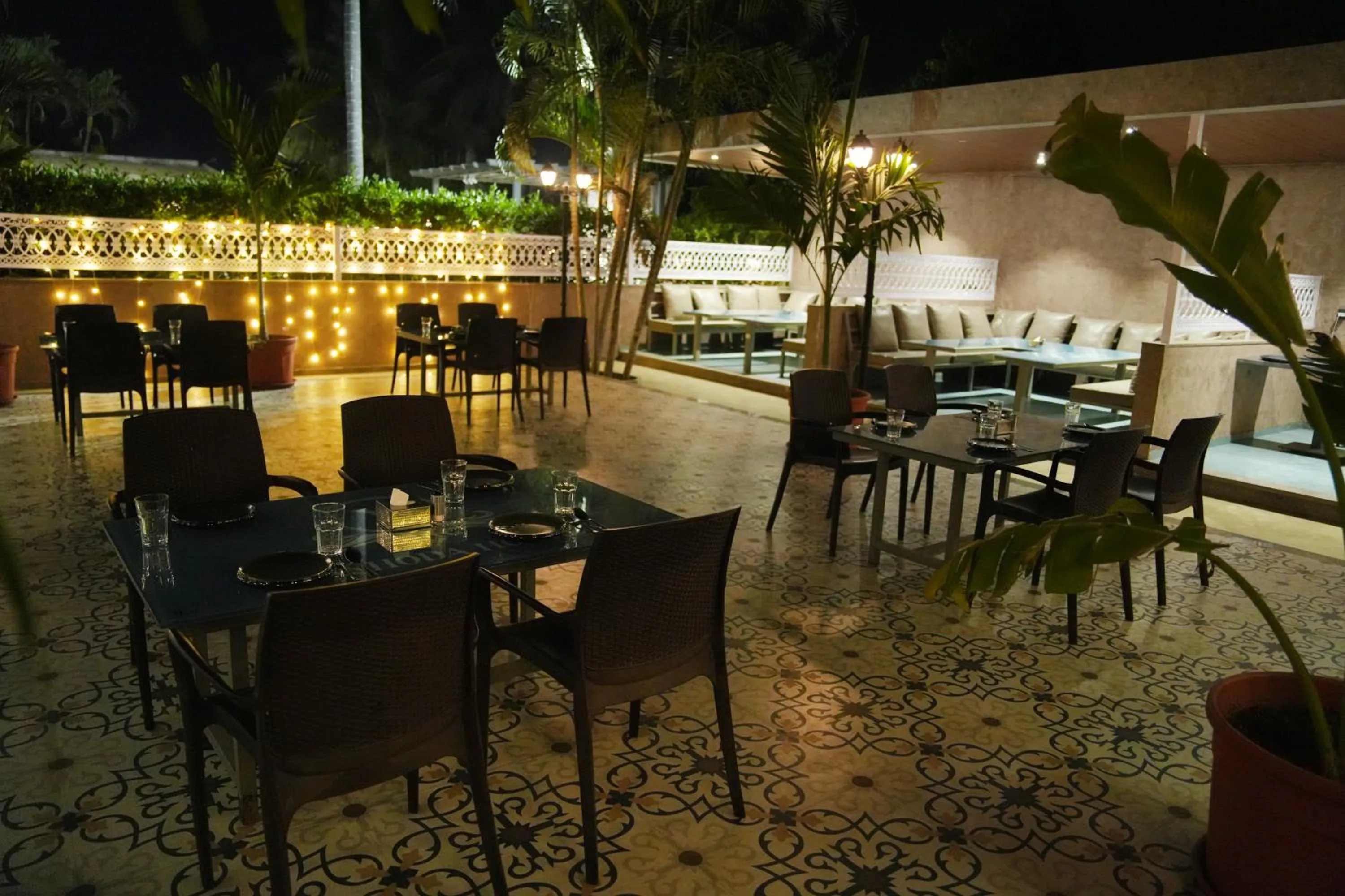 Restaurant/places to eat in Hotel Yashoda