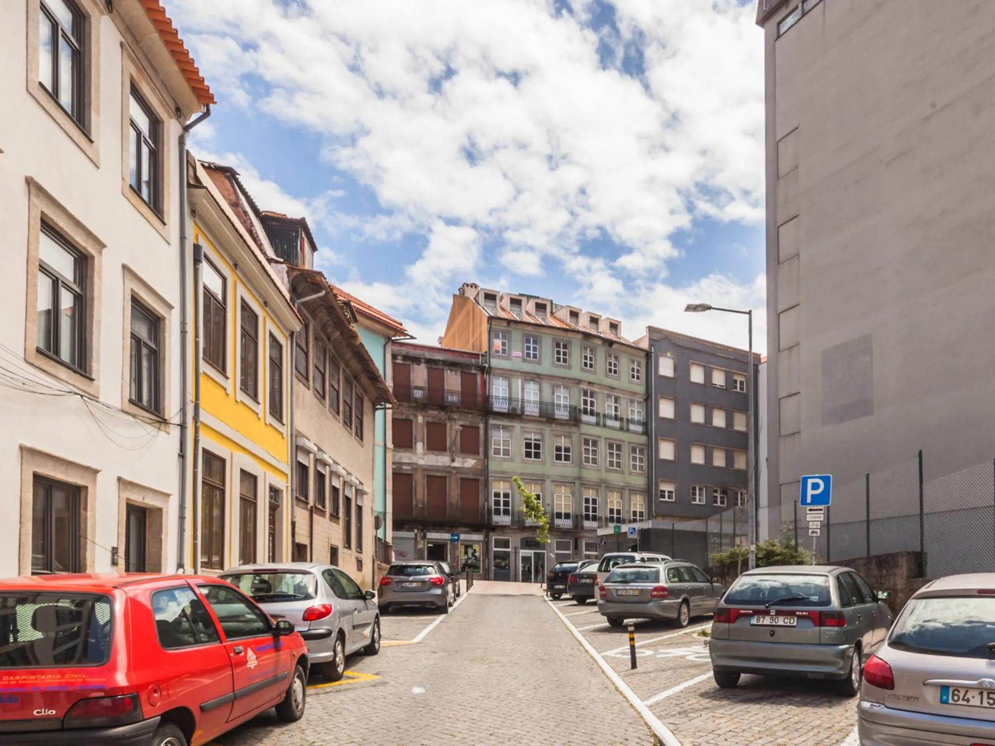 Facade/entrance in InSitu Trindade by Guestify